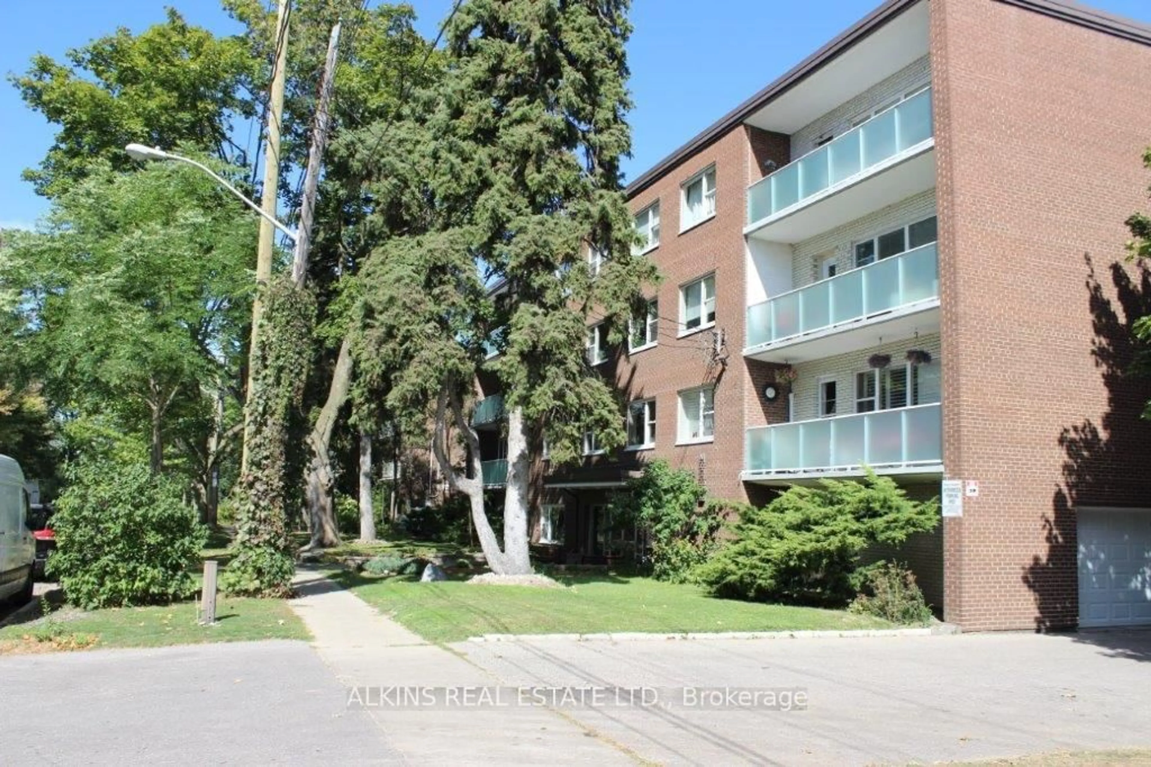Patio, street for 185 Stephen Dr #102, Toronto Ontario M8Y 3N5