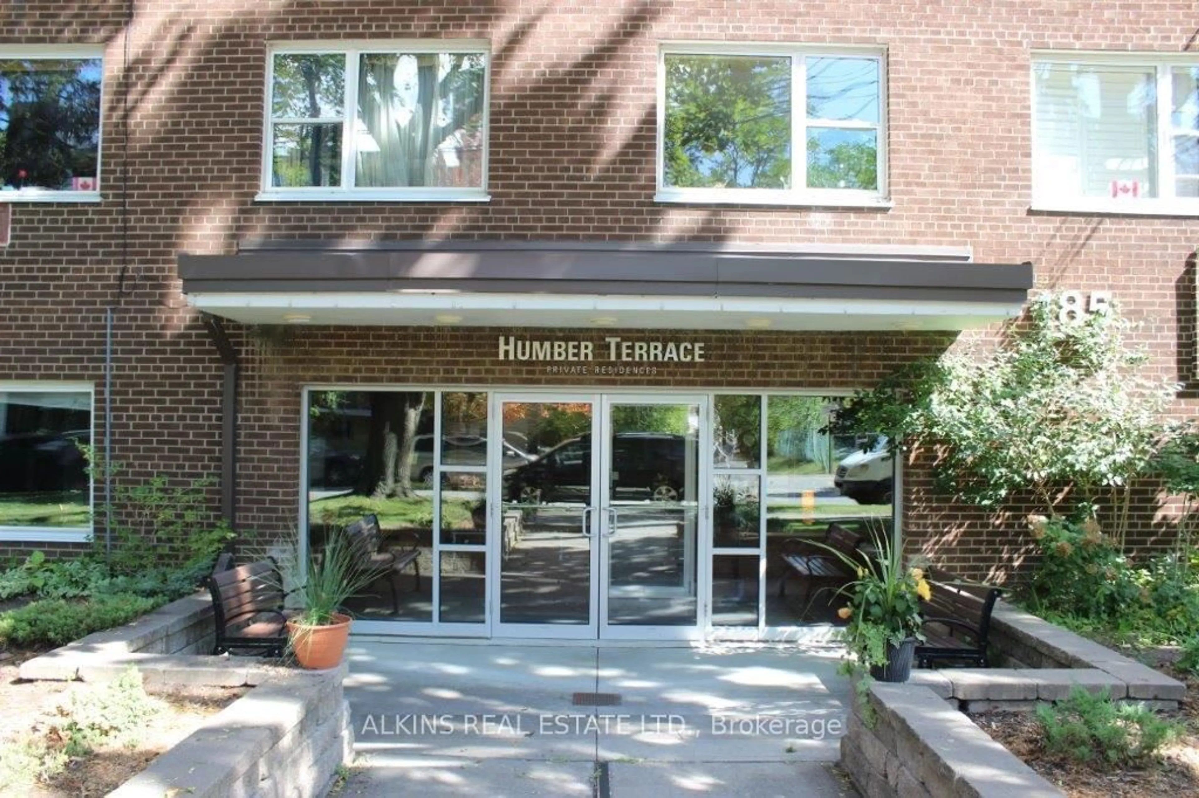 Indoor foyer for 185 Stephen Dr #102, Toronto Ontario M8Y 3N5