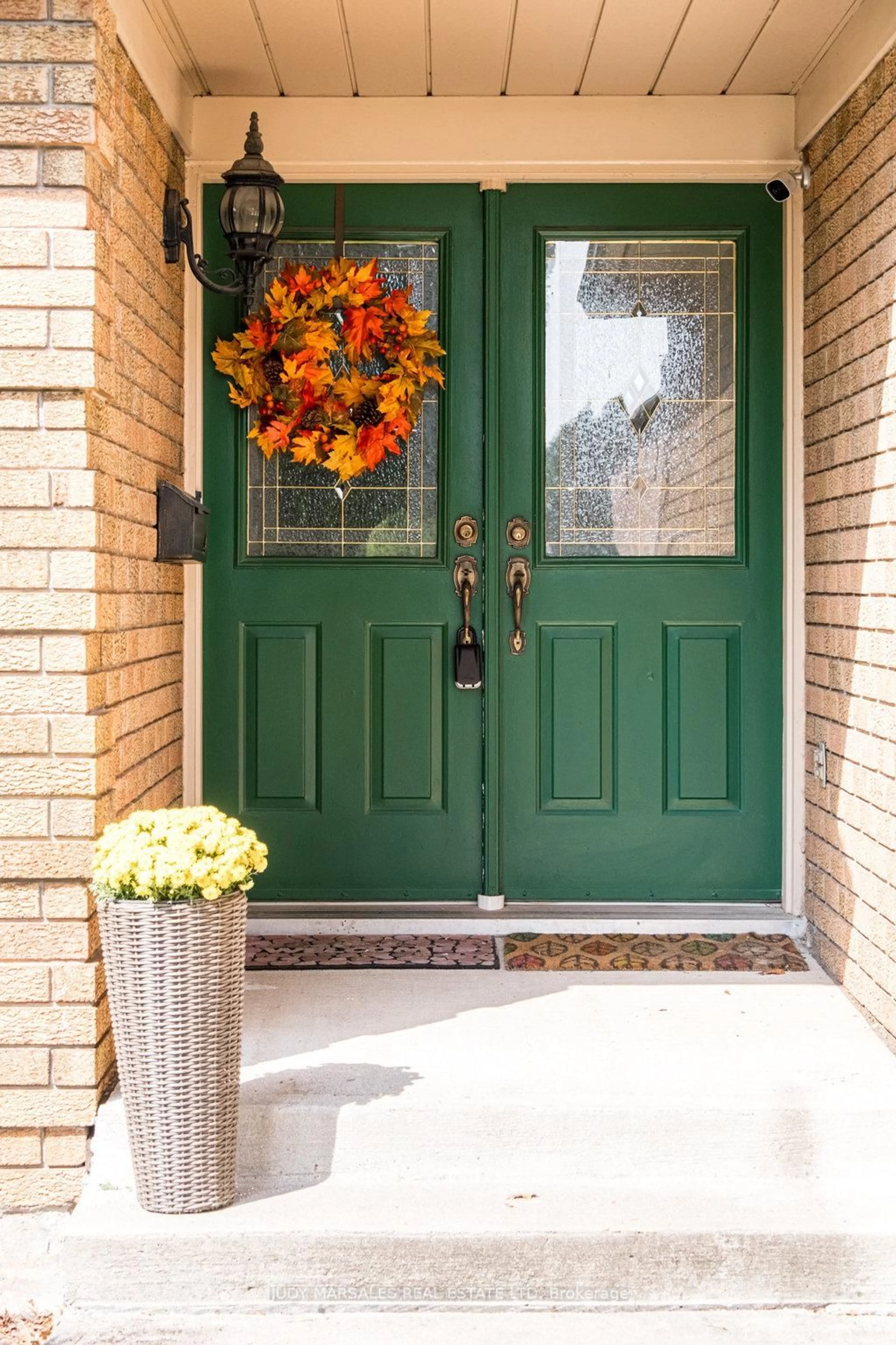 Indoor entryway for 2127 Brays Lane, Oakville Ontario L6M 2T2