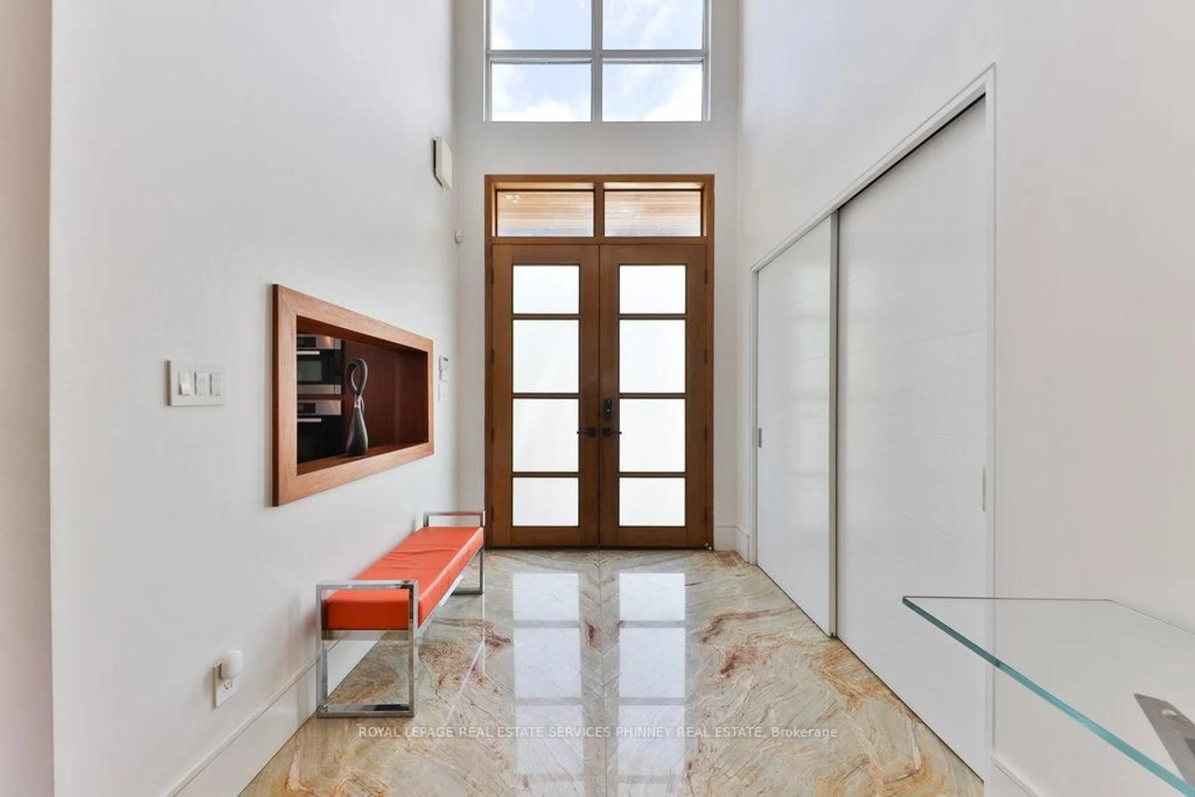 Indoor foyer for 622 Kozel Crt, Mississauga Ontario L4Z 4E4
