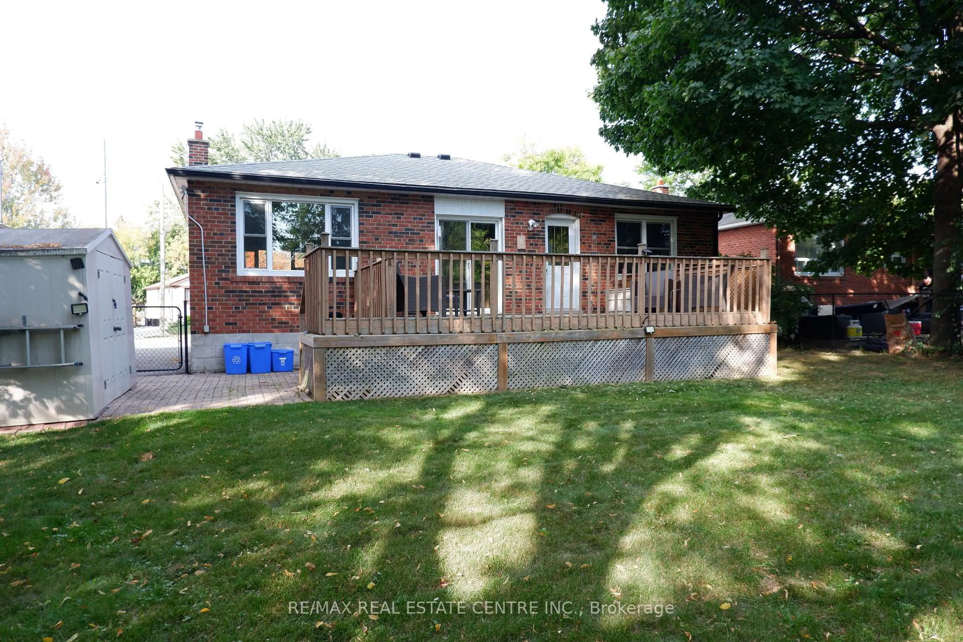 A pic from outside/outdoor area/front of a property/back of a property/a pic from drone, street for 12 Shelley St, Halton Hills Ontario L7G 3W9