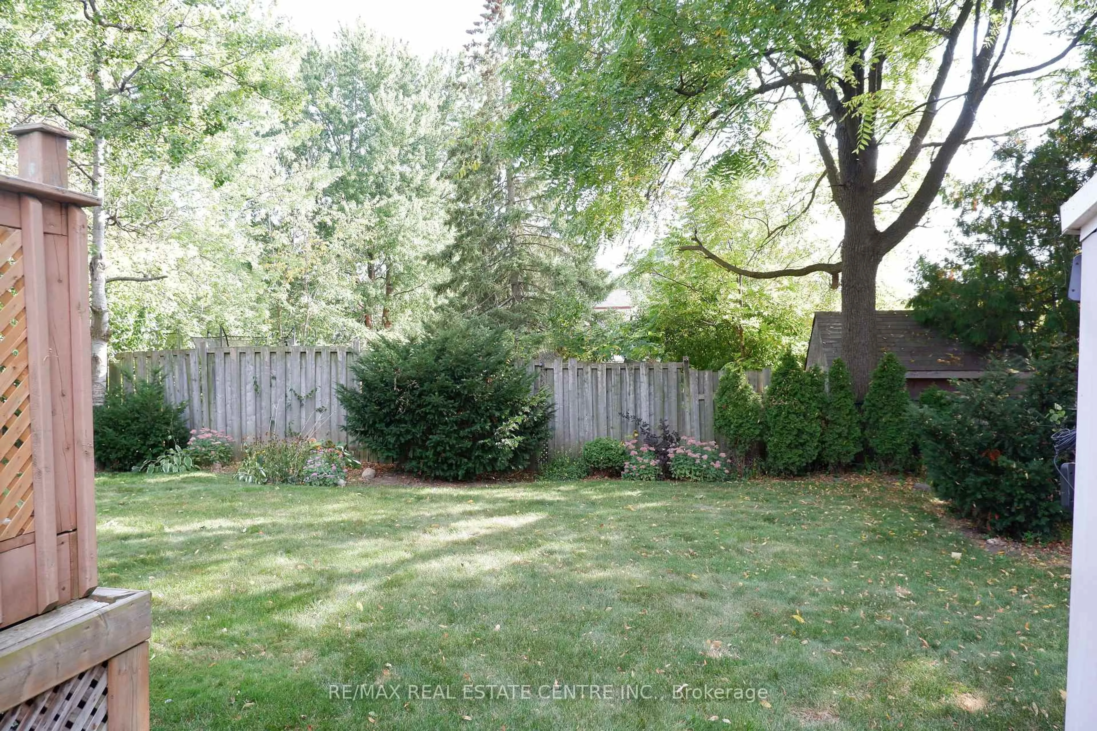 Patio, forest/trees view for 12 Shelley St, Halton Hills Ontario L7G 3W9