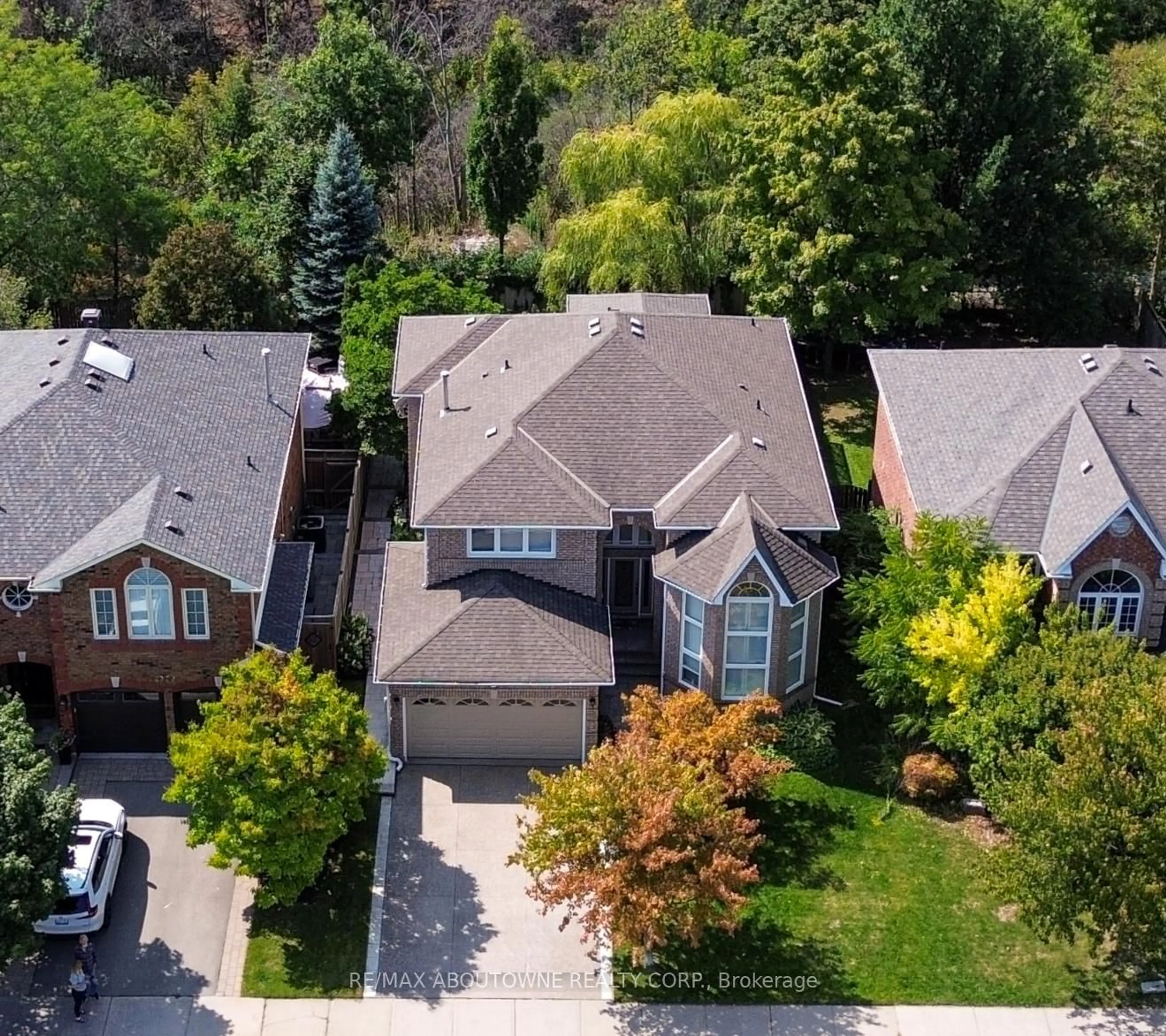 A pic from outside/outdoor area/front of a property/back of a property/a pic from drone, street for 2310 Grand Ravine Dr, Oakville Ontario L6H 6A8