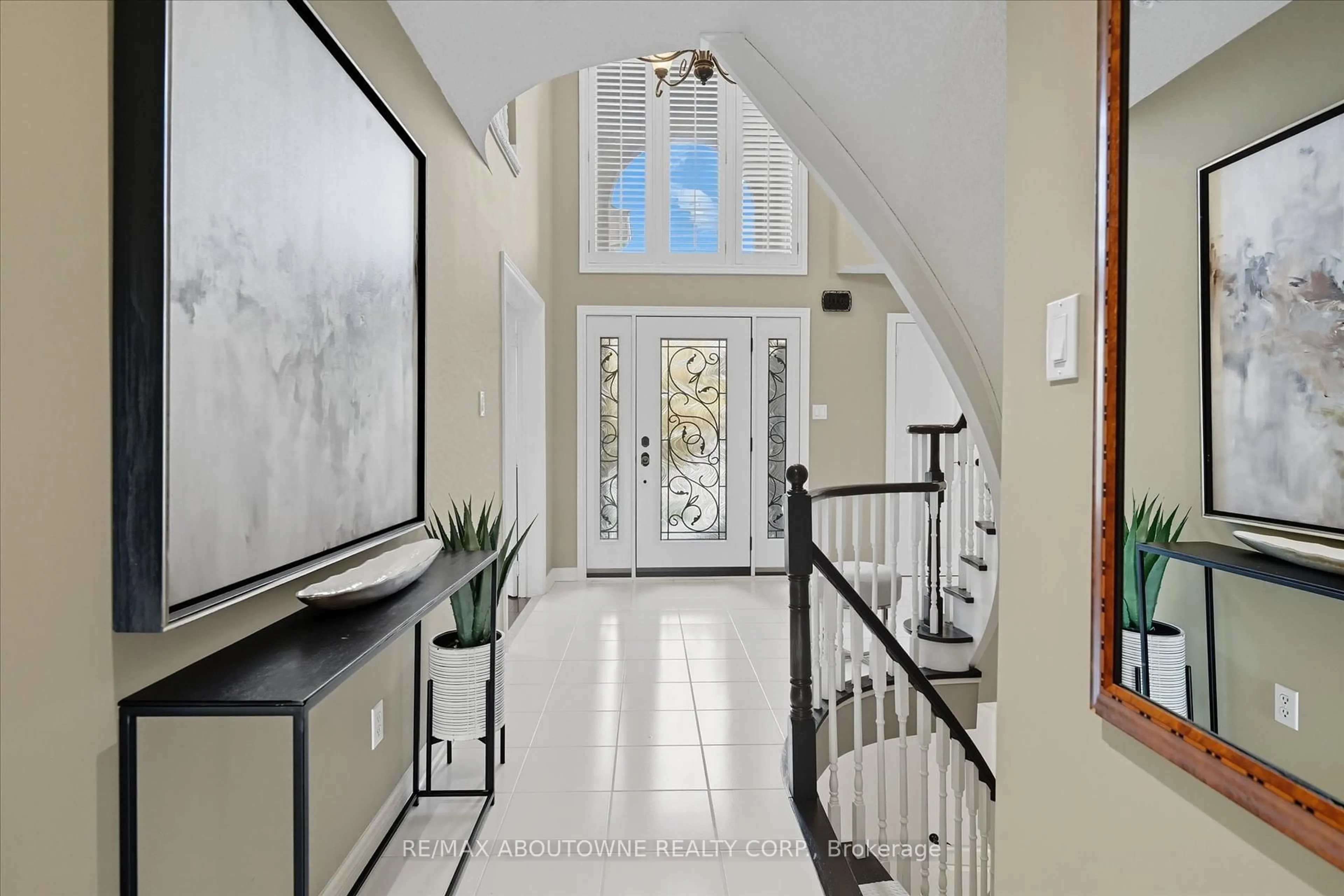 Indoor entryway for 2310 Grand Ravine Dr, Oakville Ontario L6H 6A8