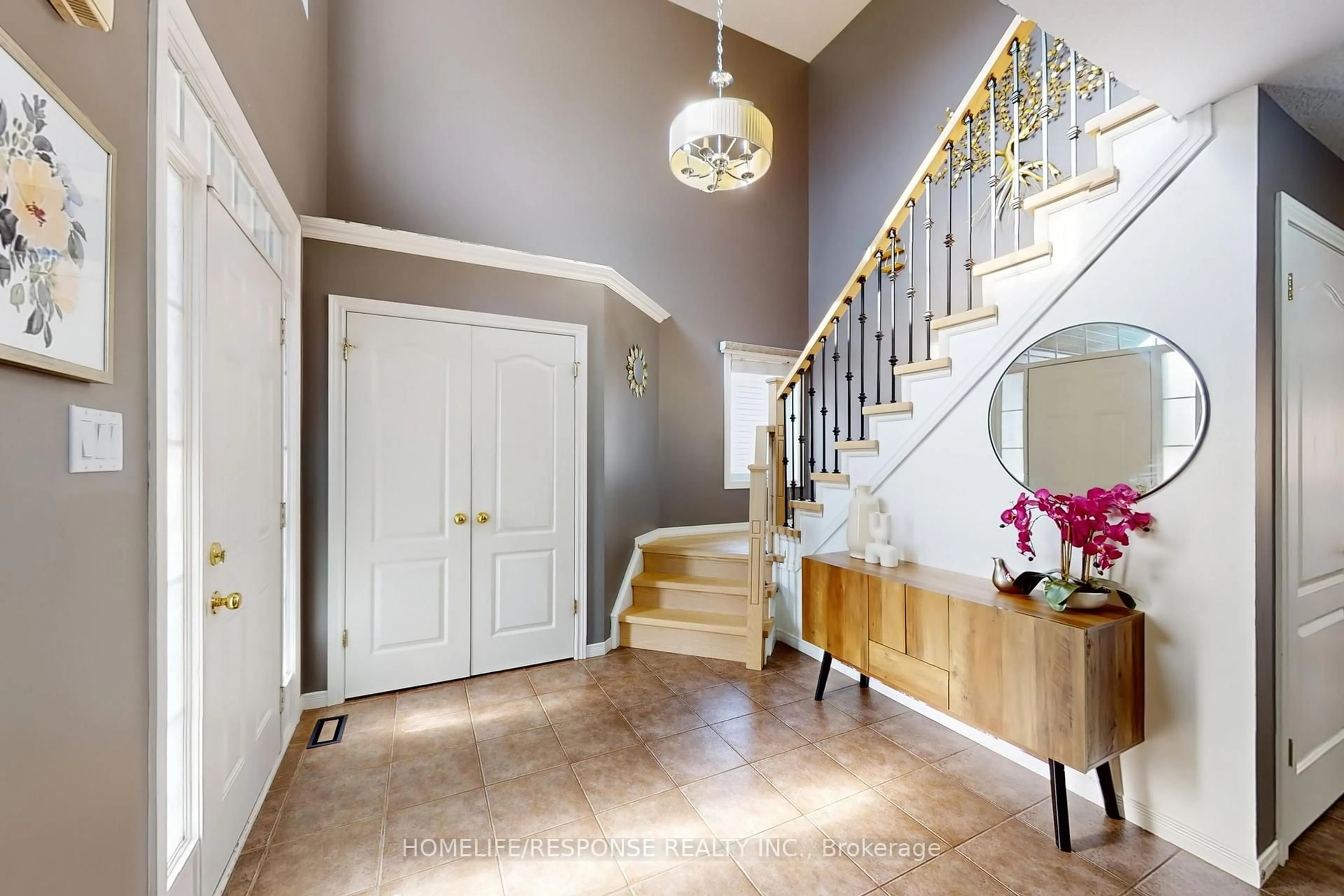 Indoor entryway for 24 Murray Crt, Orangeville Ontario L9W 0A1
