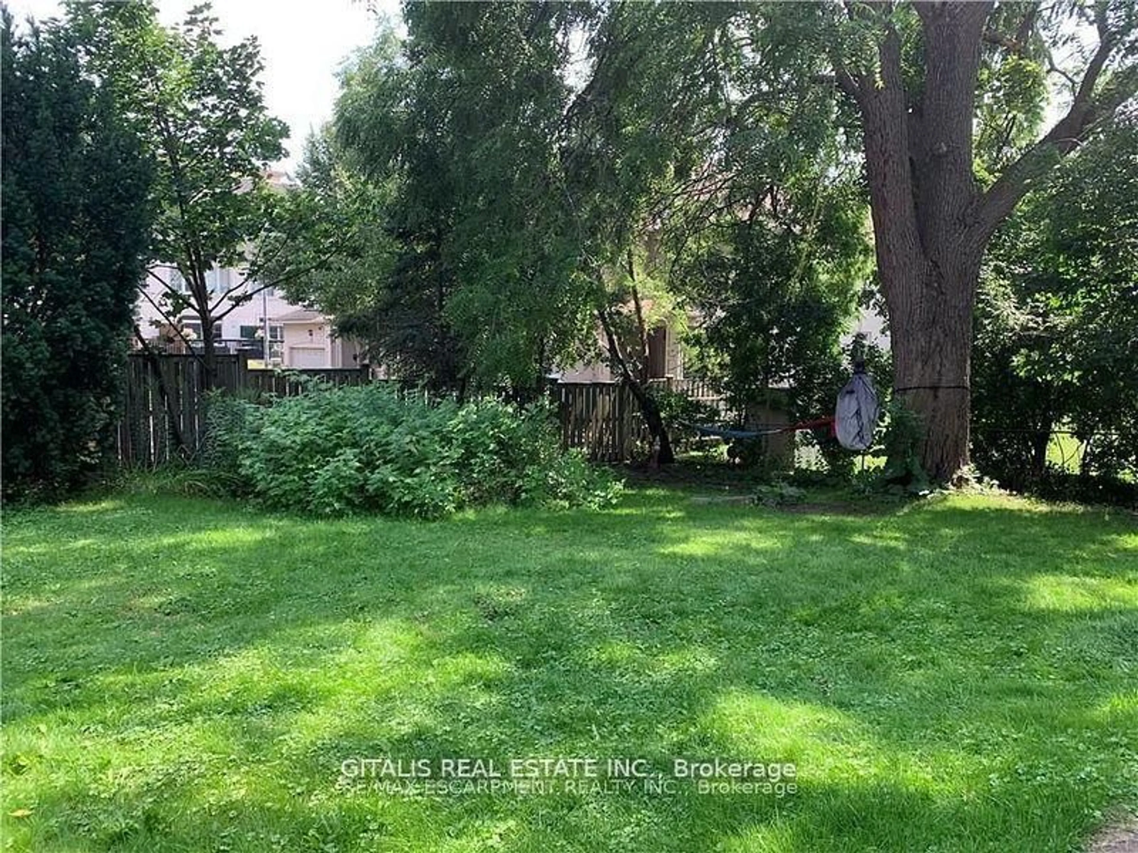 A pic from outside/outdoor area/front of a property/back of a property/a pic from drone, forest/trees view for 2348 SOVEREIGN St, Oakville Ontario L6L 1L8