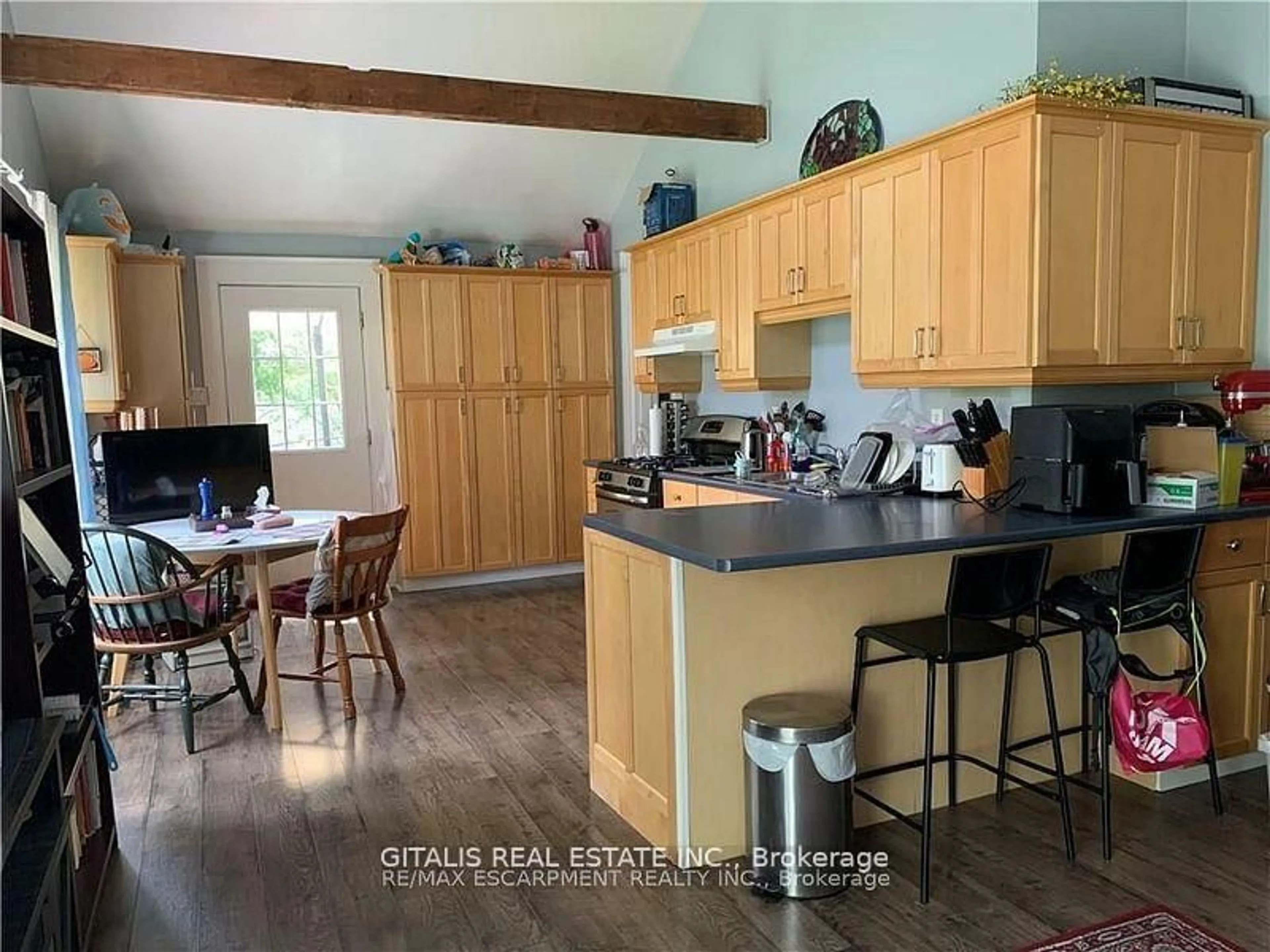 Open concept kitchen, wood/laminate floor for 2348 SOVEREIGN St, Oakville Ontario L6L 1L8