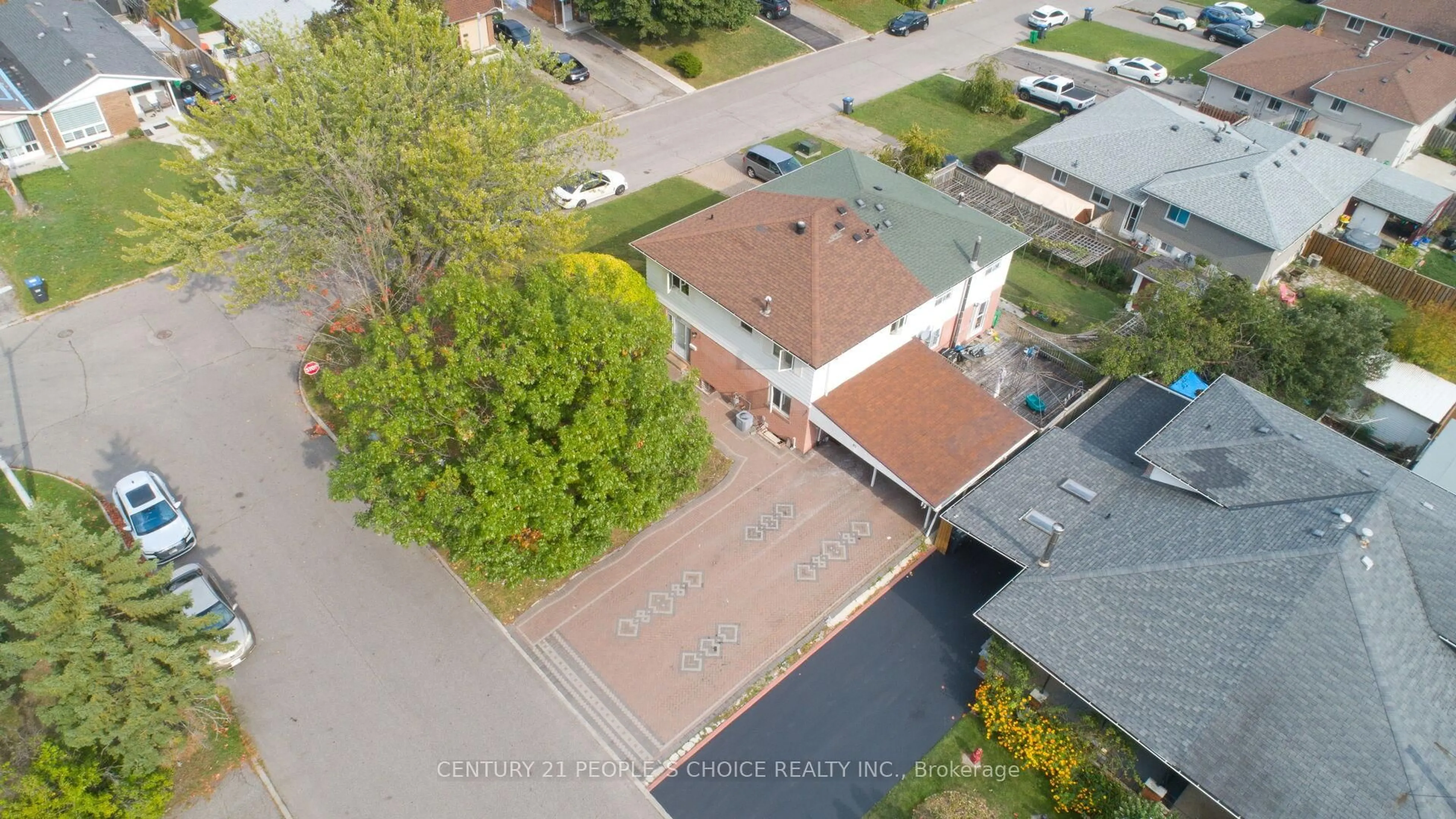 A pic from outside/outdoor area/front of a property/back of a property/a pic from drone, unknown for 82 Davenport Cres, Brampton Ontario L6T 3L6