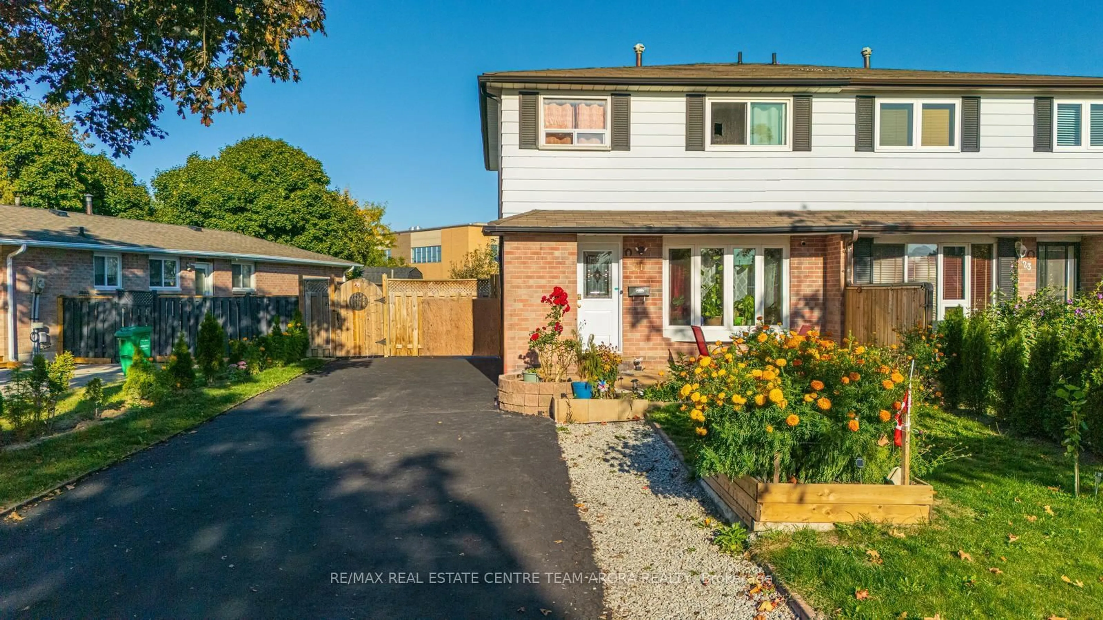 A pic from outside/outdoor area/front of a property/back of a property/a pic from drone, street for 21 Juniper Cres, Brampton Ontario L6S 1J9