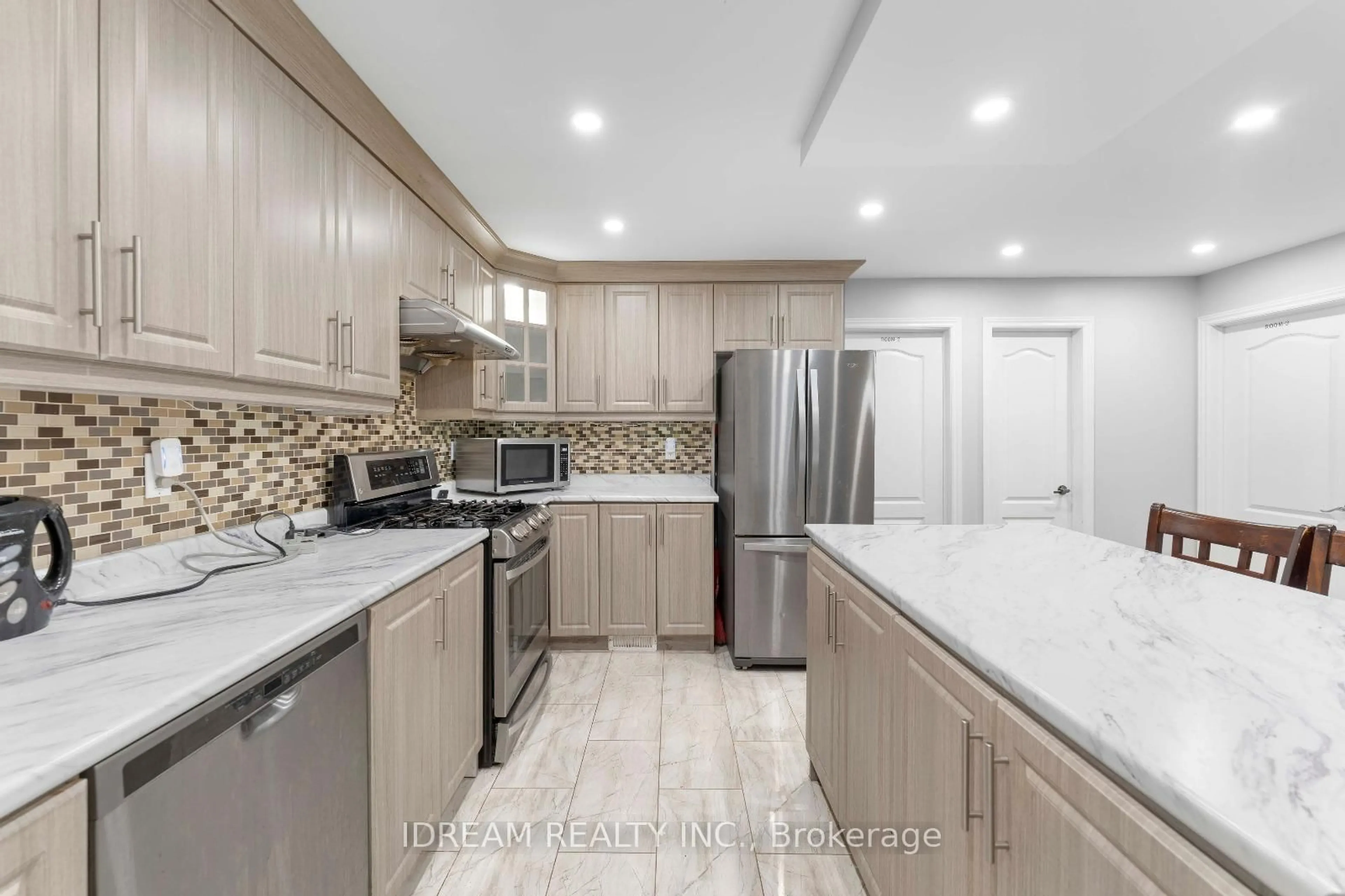 Open concept kitchen, ceramic/tile floor for 171 Rising Hill Rdge, Brampton Ontario L6Y 6B2