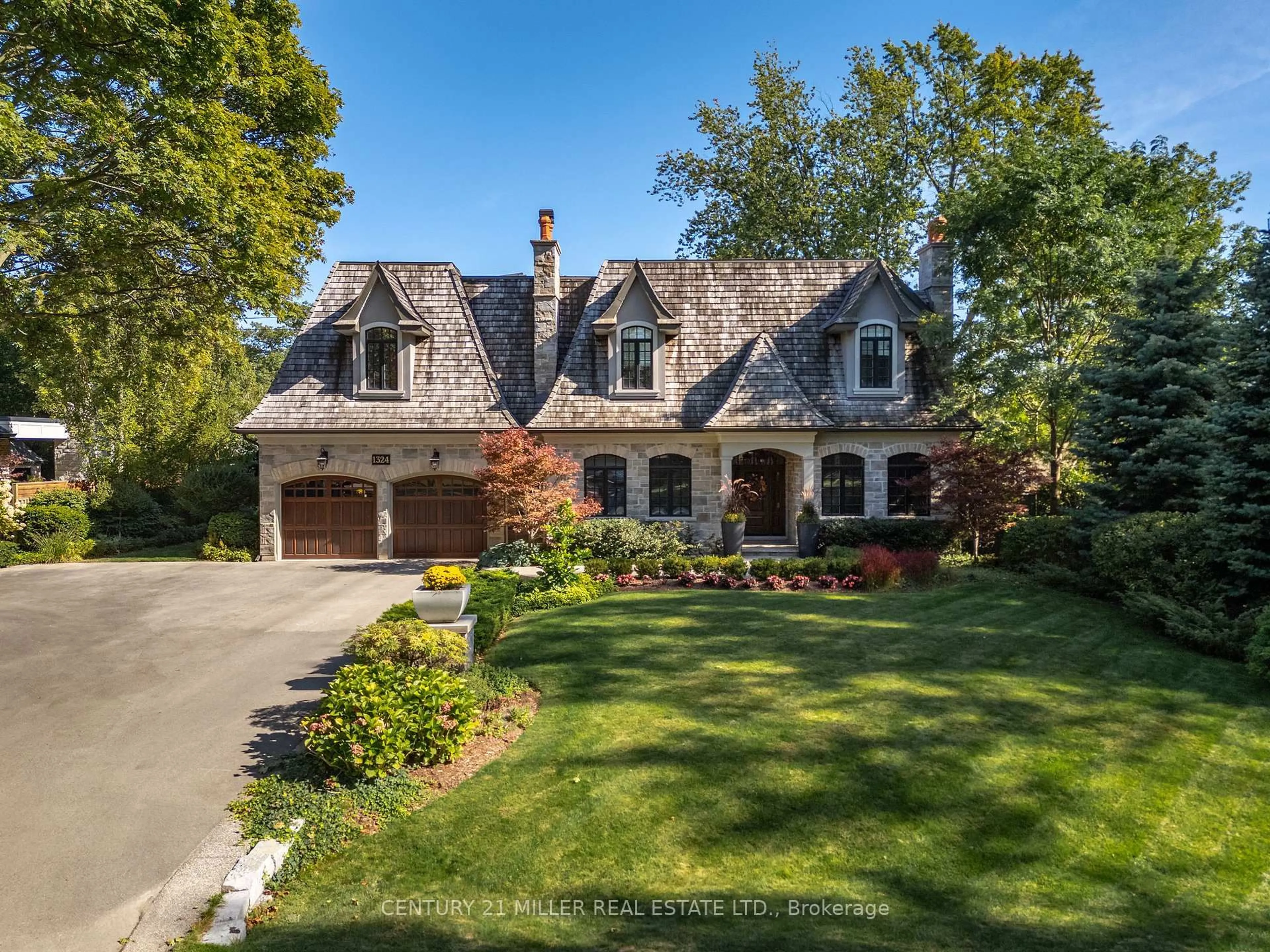 Home with brick exterior material, street for 1324 Cambridge Dr, Oakville Ontario L6J 1S3