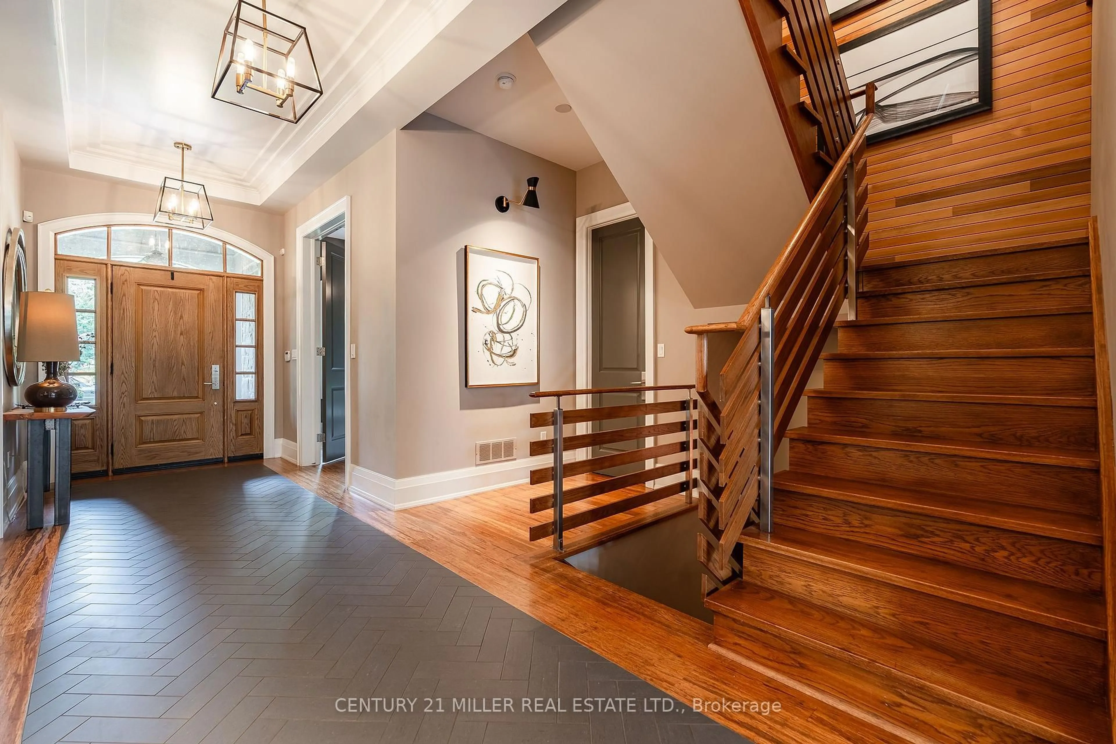 Indoor entryway for 1324 Cambridge Dr, Oakville Ontario L6J 1S3