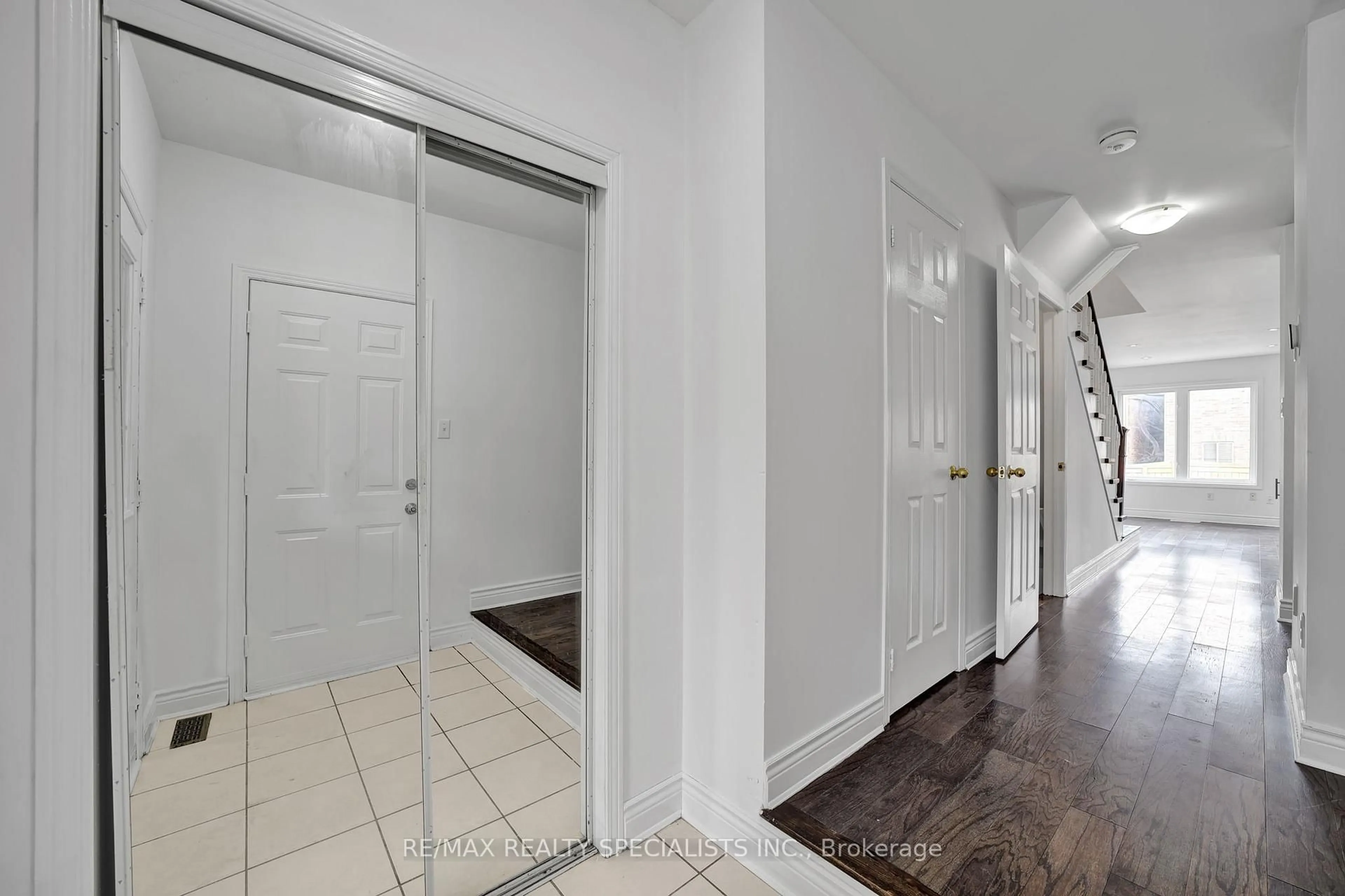 Indoor entryway for 3 Rockgarden Tr, Brampton Ontario L6R 3M9