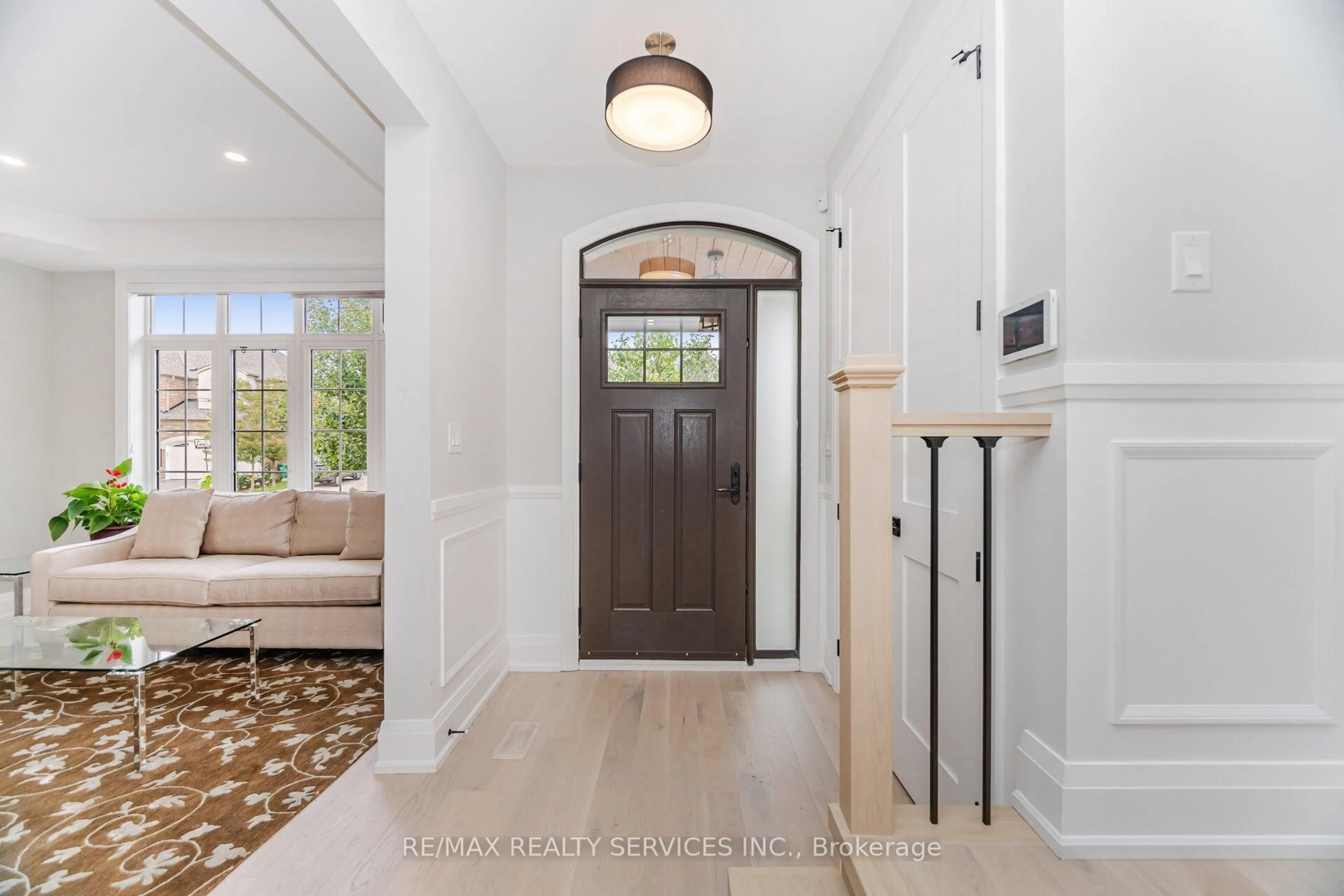 Indoor entryway for 17 Edmonton St, Brampton Ontario L6Y 5L2