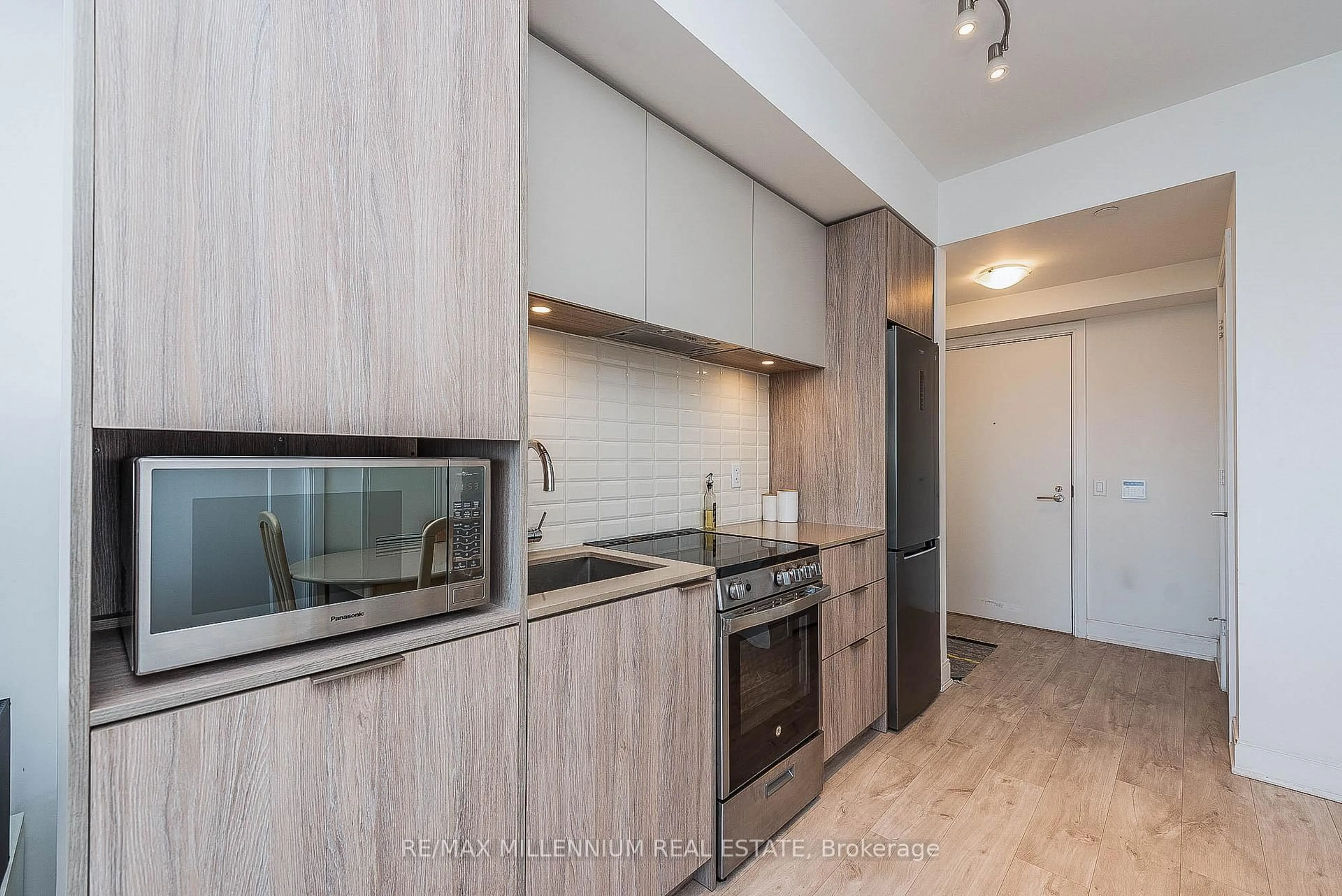 Standard kitchen, wood/laminate floor for 70 Annie Craig Dr #4801, Toronto Ontario M8V 0C4