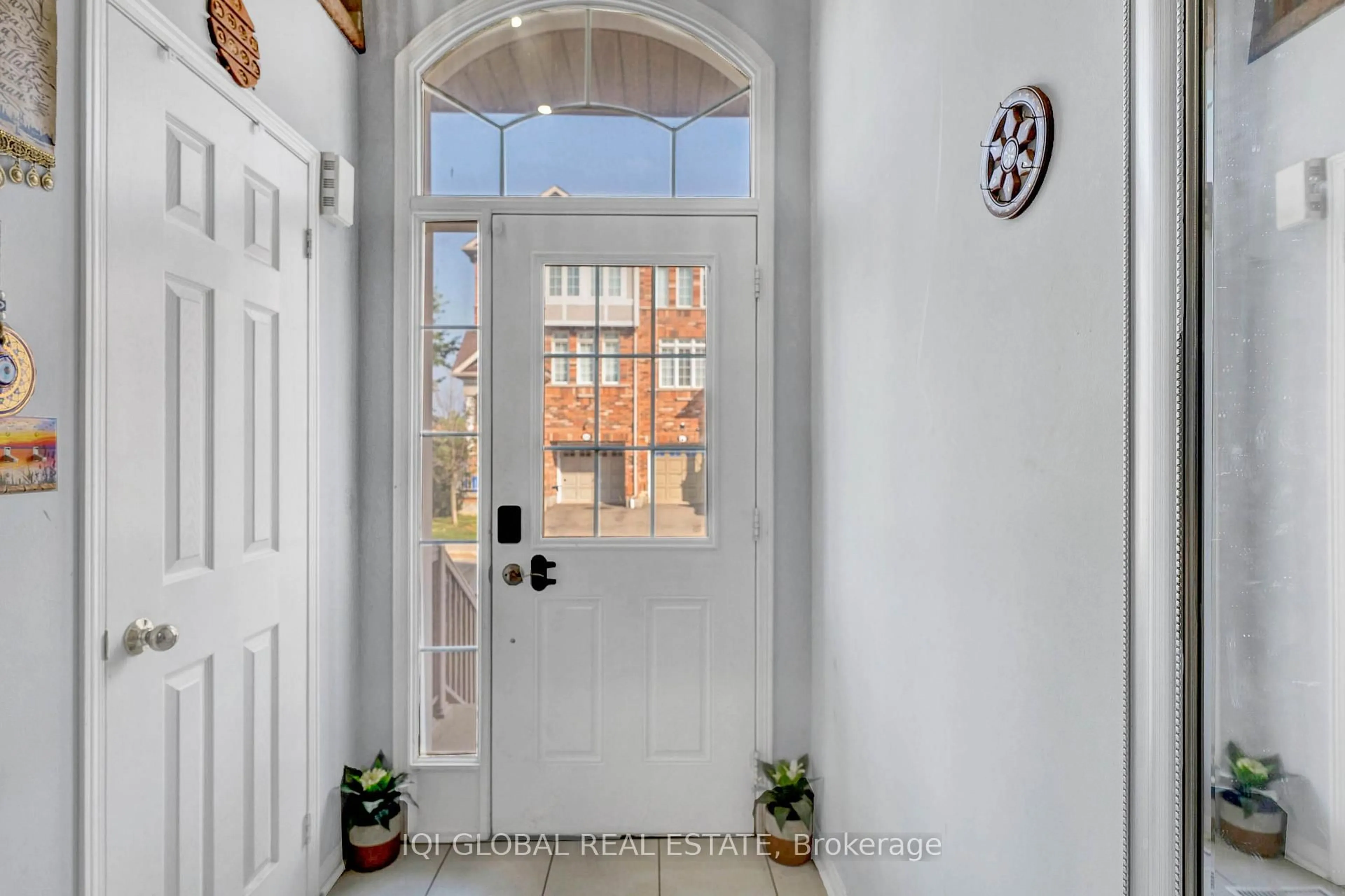 Indoor entryway for 452 Aspendale Cres, Mississauga Ontario L5W 0E7