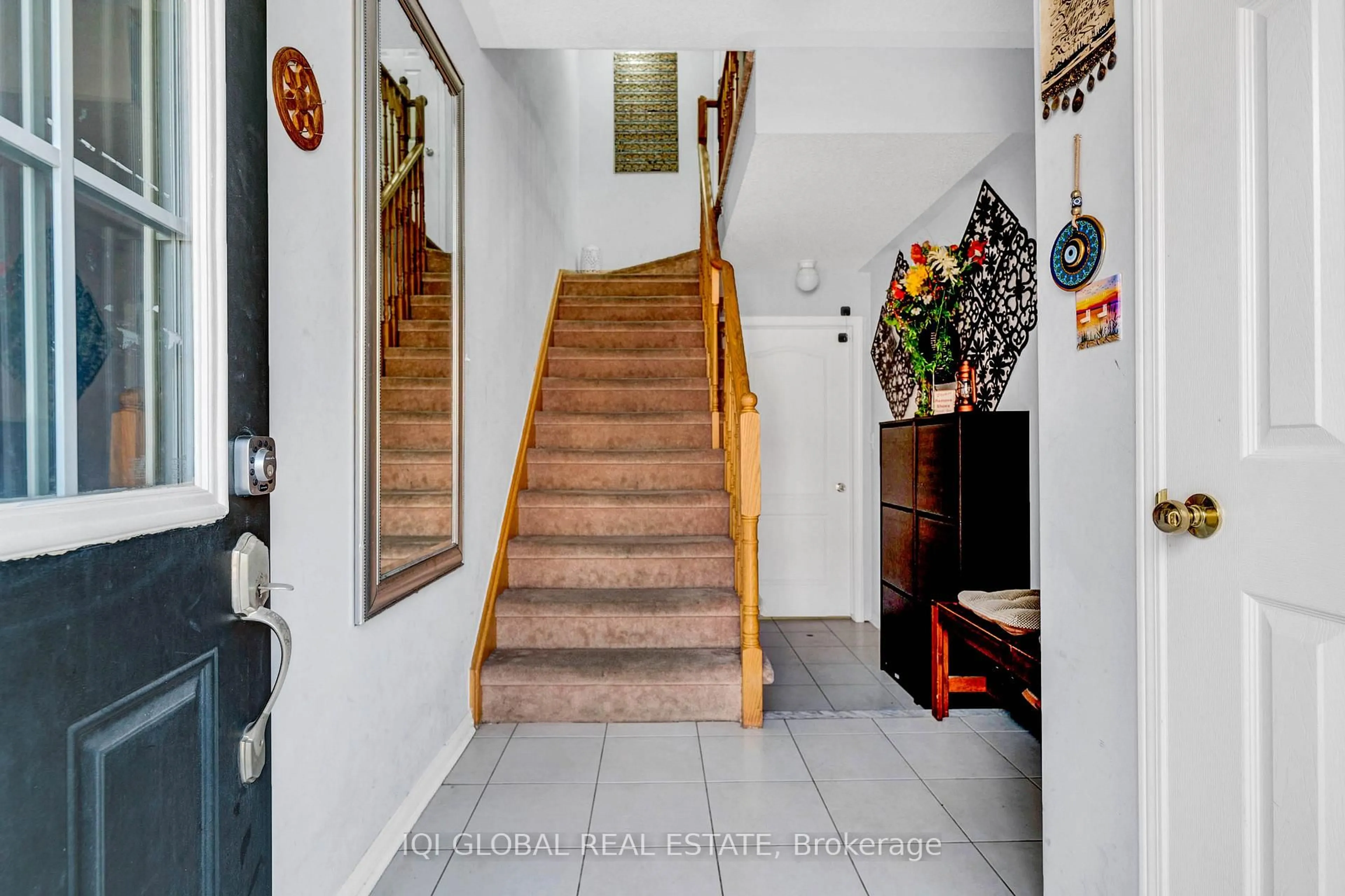 Indoor foyer for 452 Aspendale Cres, Mississauga Ontario L5W 0E7