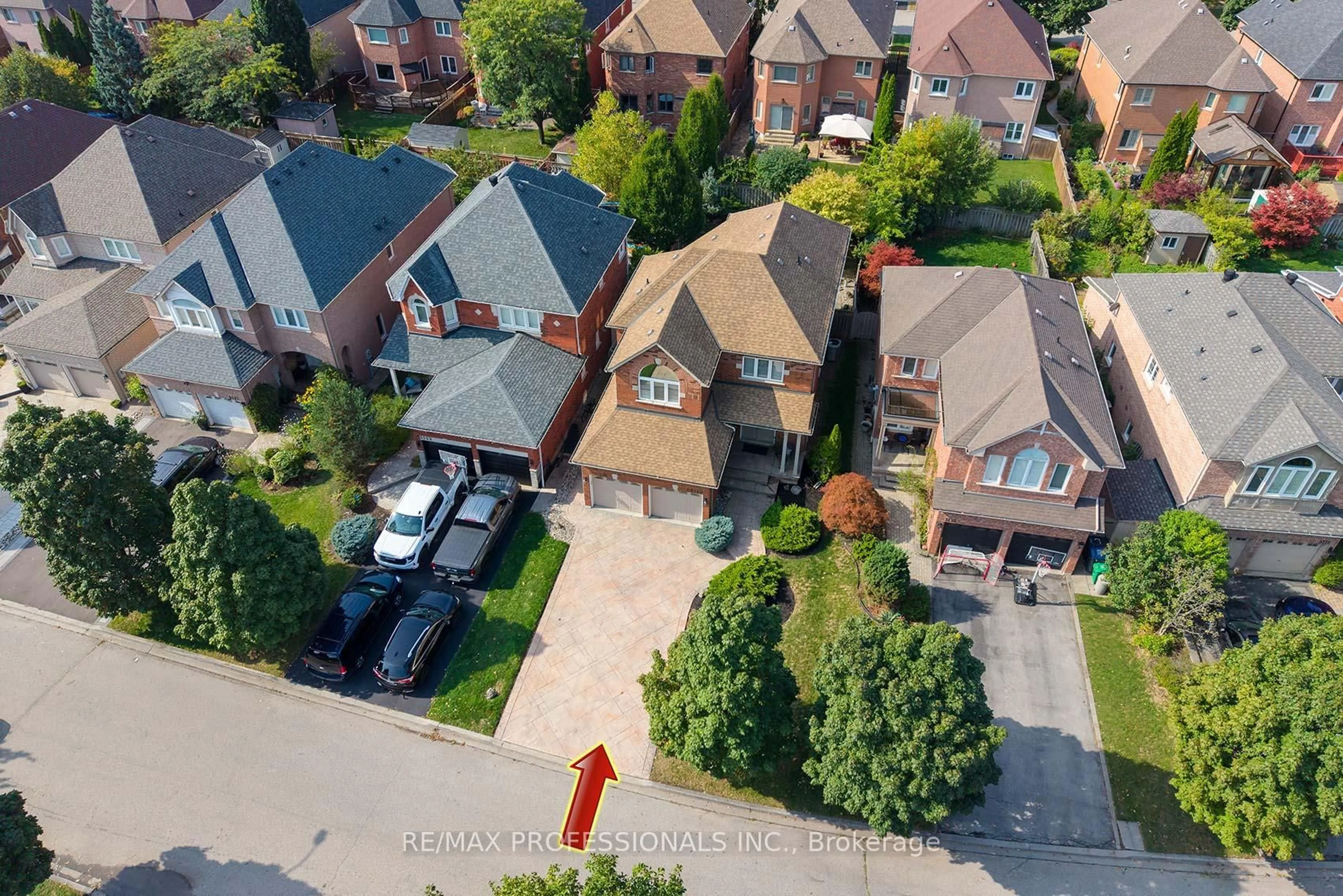 A pic from outside/outdoor area/front of a property/back of a property/a pic from drone, street for 5119 Forestwalk Circ, Mississauga Ontario L4Z 4A2