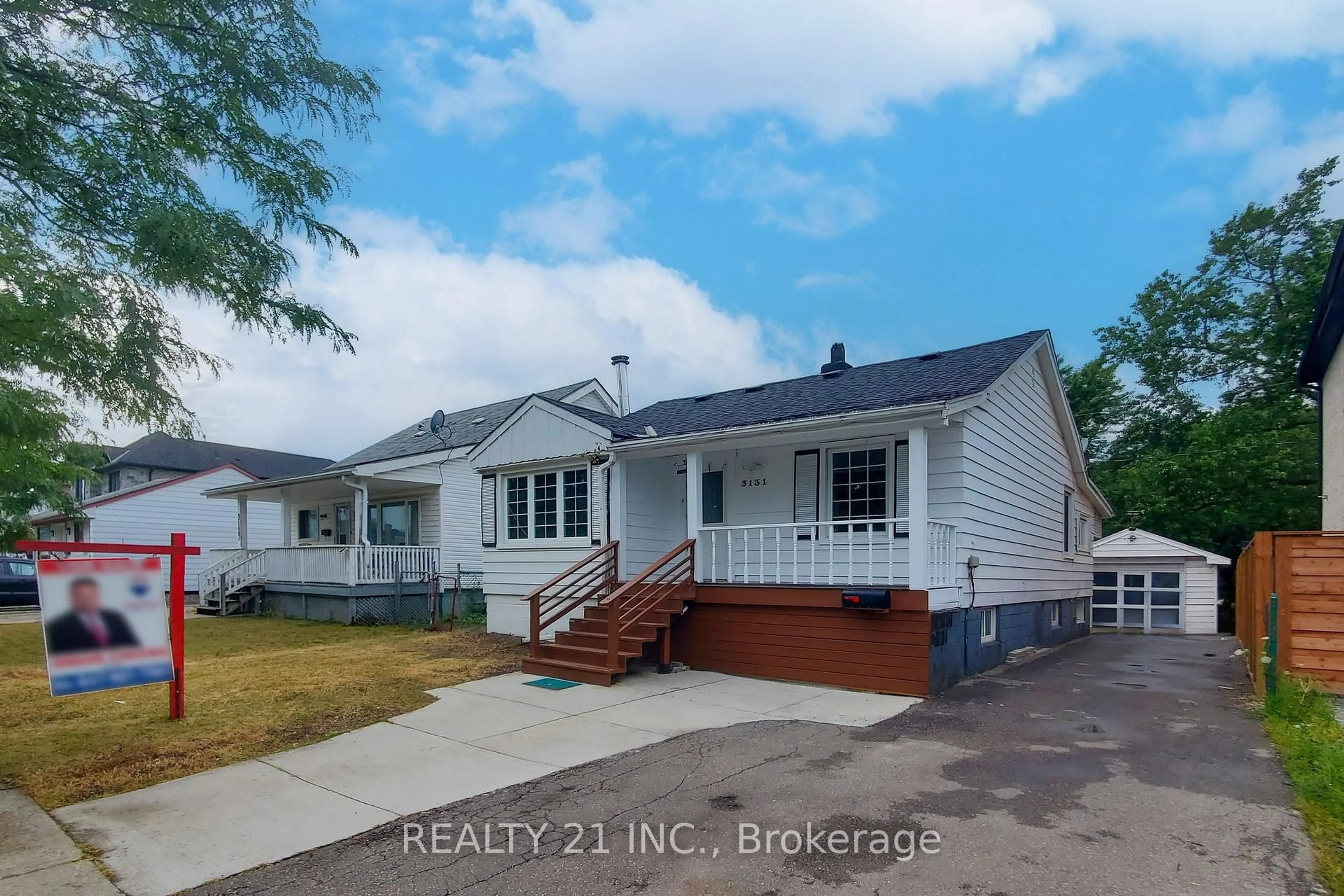 A pic from outside/outdoor area/front of a property/back of a property/a pic from drone, street for 3131 Churchill Ave, Mississauga Ontario L4T 1R6