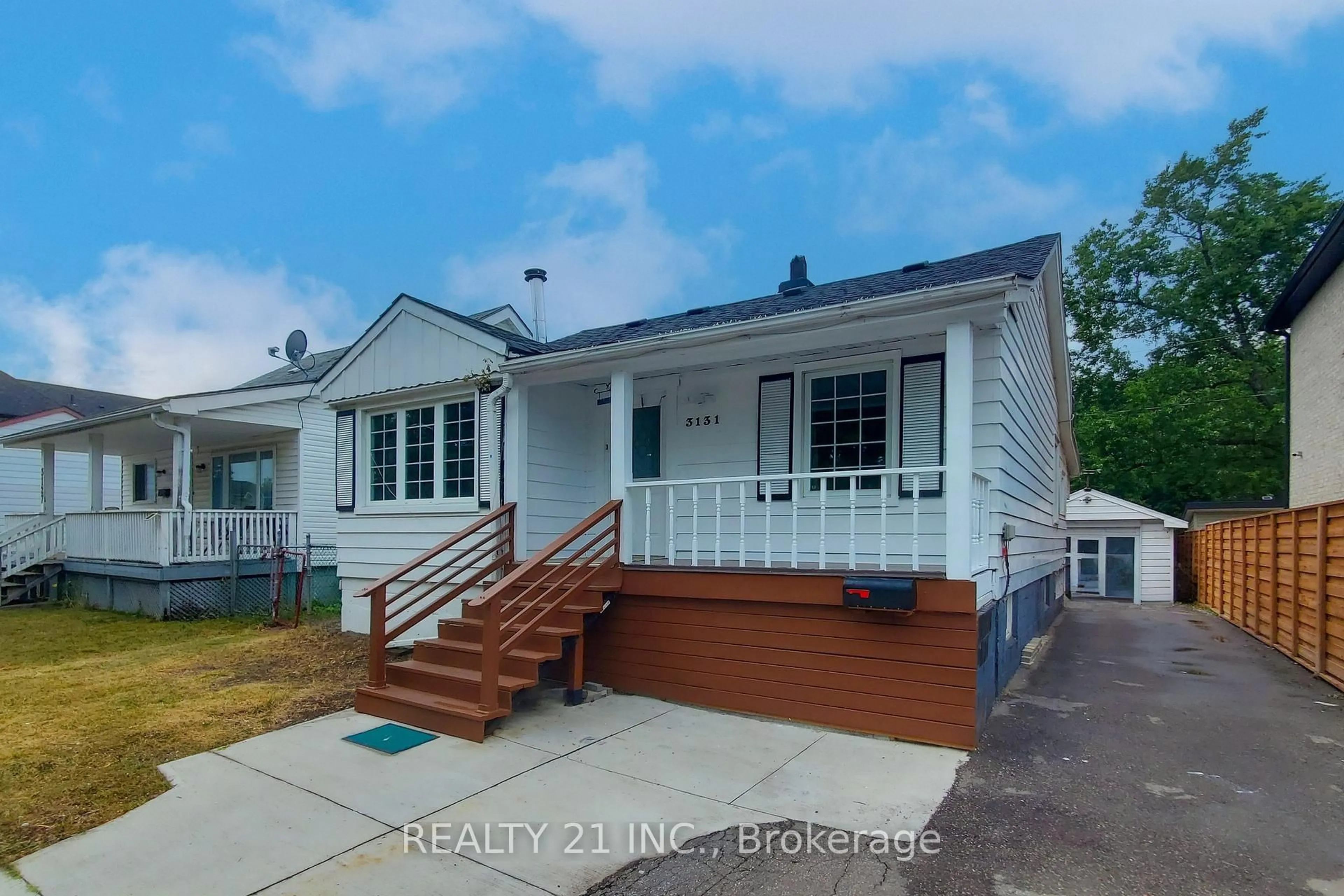 Home with vinyl exterior material, street for 3131 Churchill Ave, Mississauga Ontario L4T 1R6
