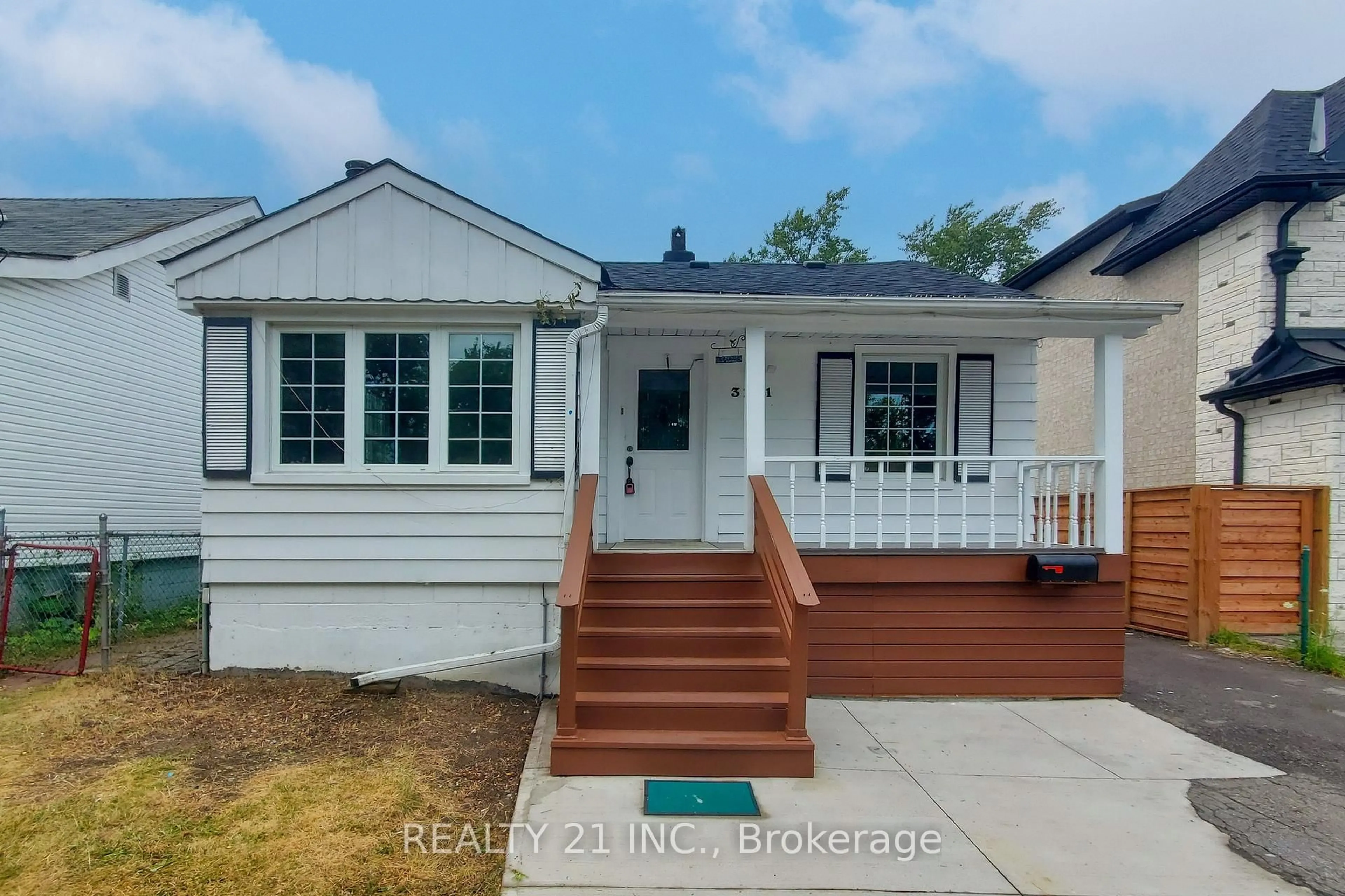 Home with vinyl exterior material, street for 3131 Churchill Ave, Mississauga Ontario L4T 1R6