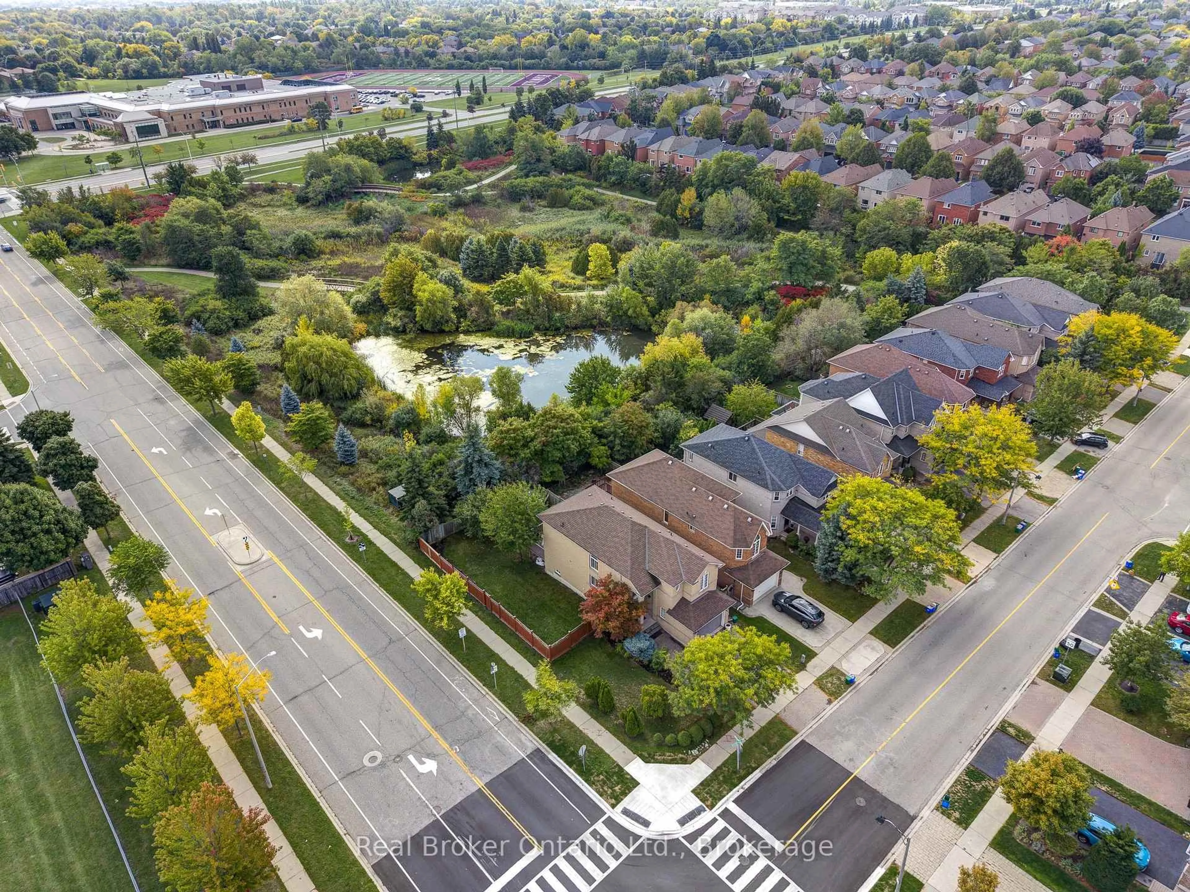 A pic from outside/outdoor area/front of a property/back of a property/a pic from drone, street for 1210 Sandpiper Rd, Oakville Ontario L6M 3S3