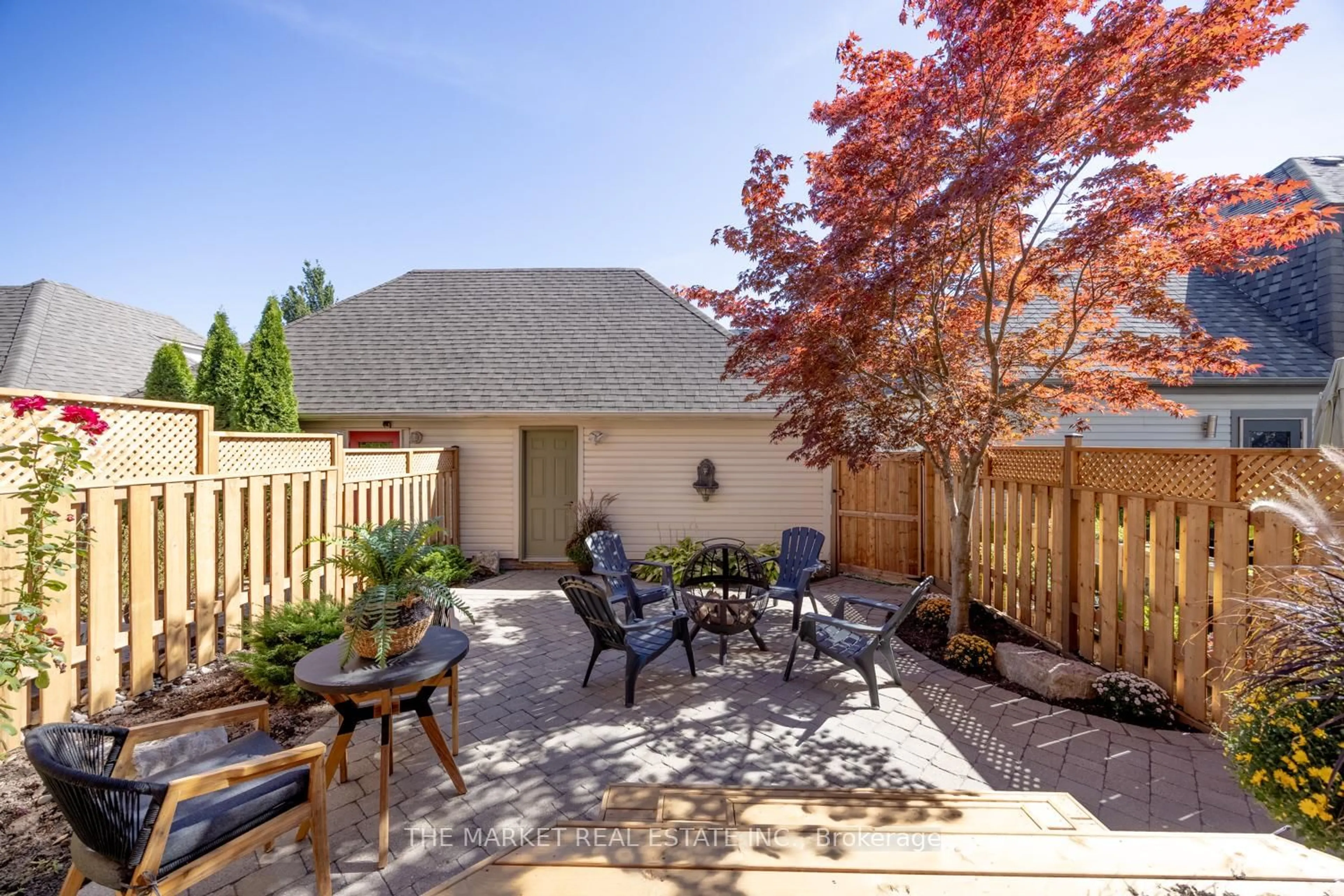 Patio, street for 204 Gatwick Dr, Oakville Ontario L6H 6M9
