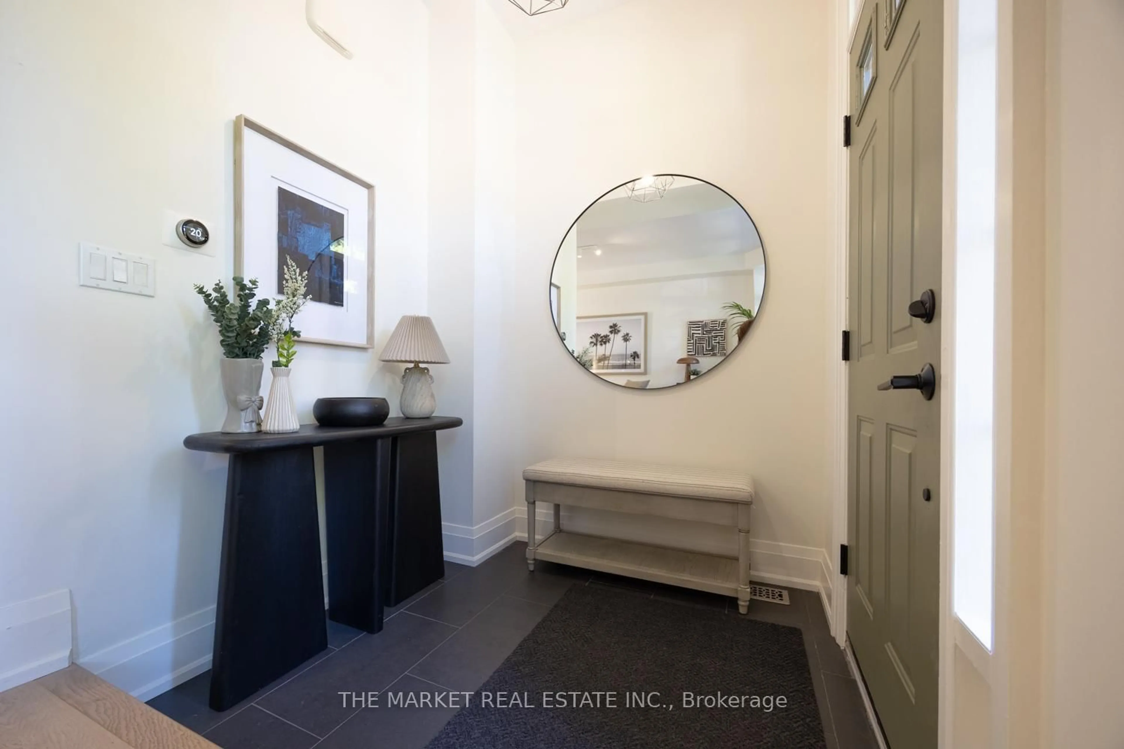 Indoor entryway for 204 Gatwick Dr, Oakville Ontario L6H 6M9