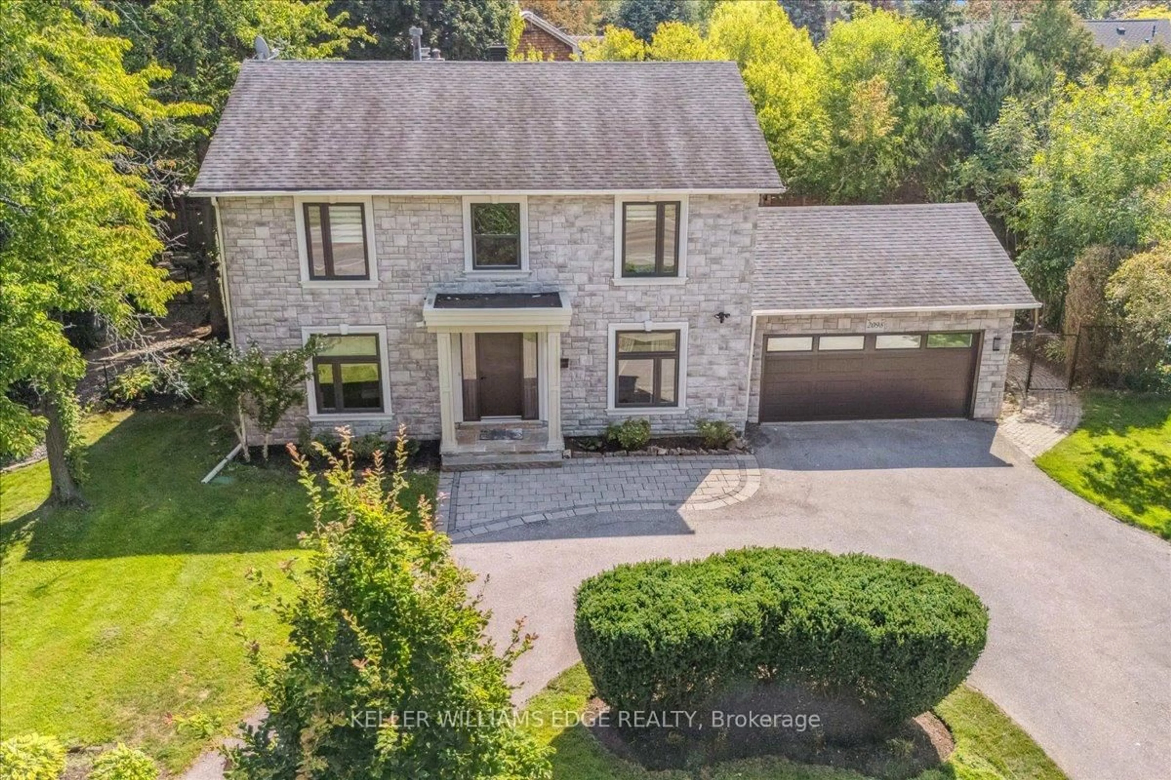 A pic from outside/outdoor area/front of a property/back of a property/a pic from drone, street for 2098 Mississauga Rd, Mississauga Ontario L5H 2K6