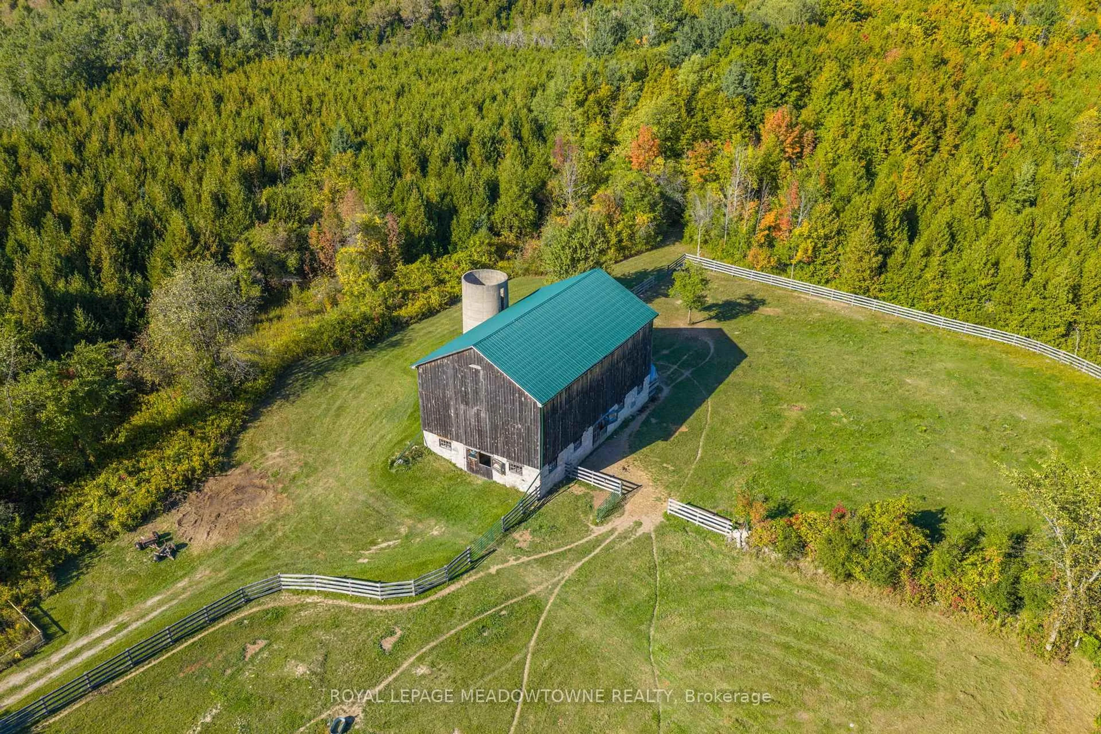 A pic from outside/outdoor area/front of a property/back of a property/a pic from drone, building for 16089 Shaws Creek Rd, Caledon Ontario L7C 1V9