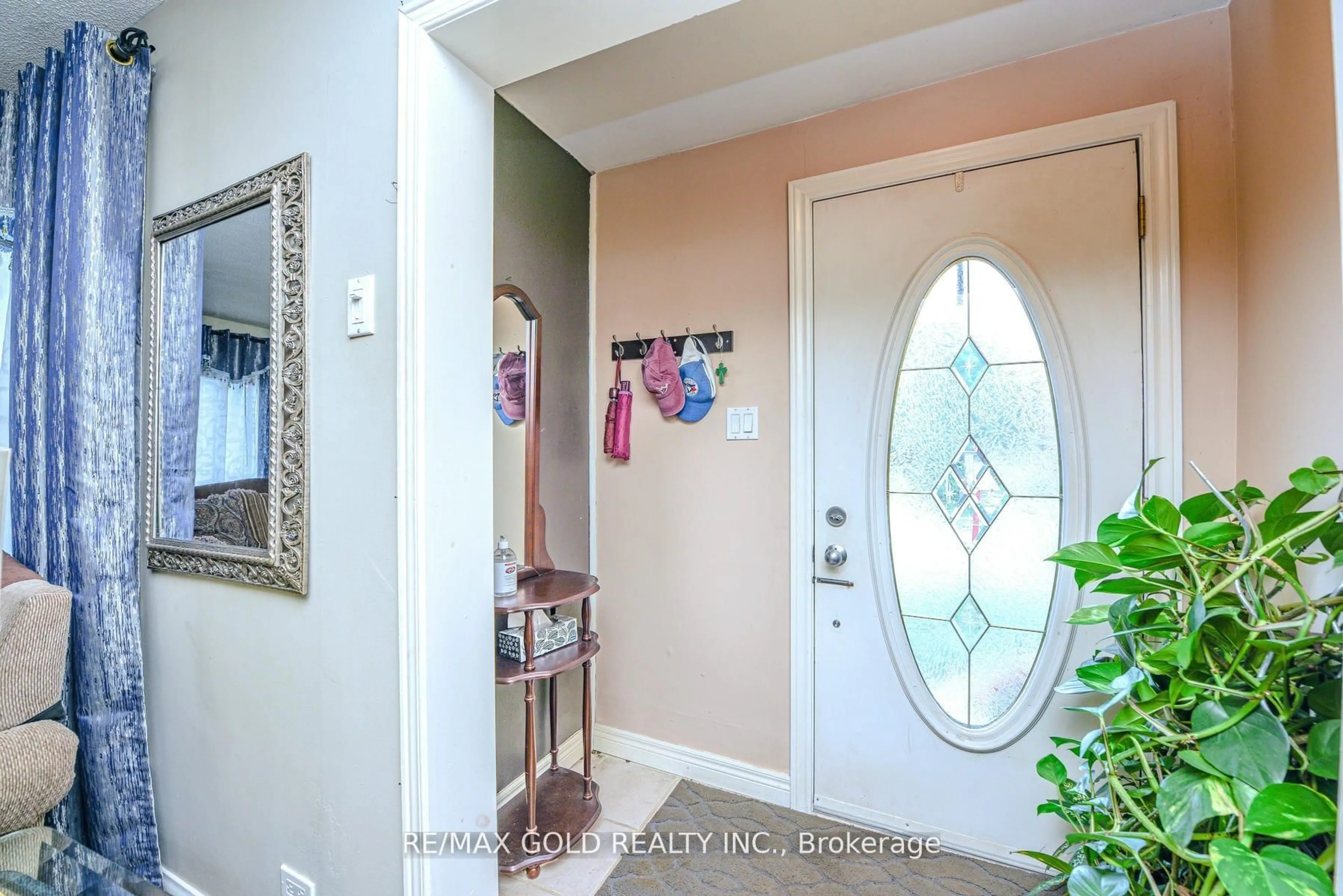 Indoor entryway for 14 Burlington St, Mississauga Ontario L4T 1B7