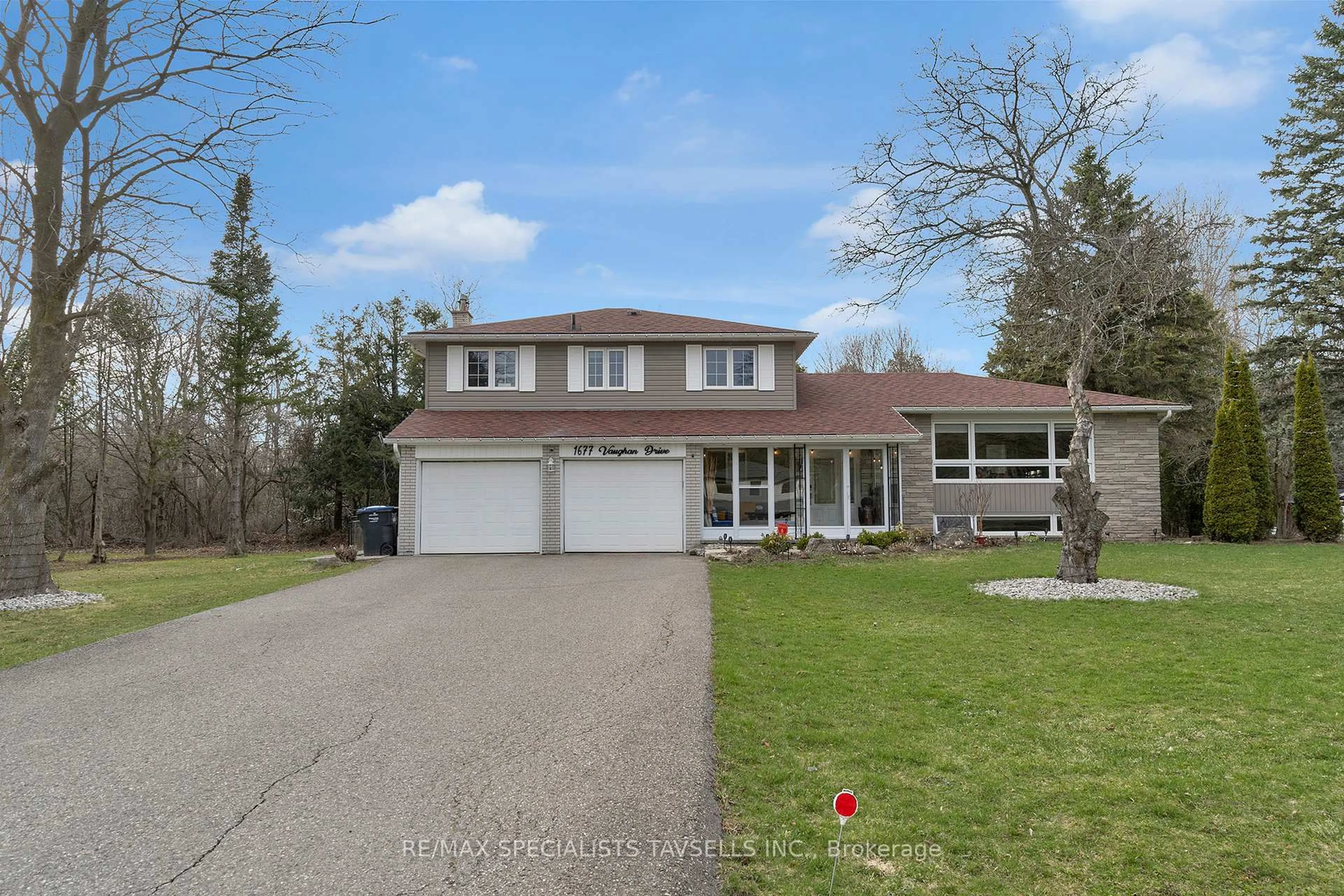 A pic from outside/outdoor area/front of a property/back of a property/a pic from drone, street for 1677 Vaughan Dr, Caledon Ontario L7K 1C4