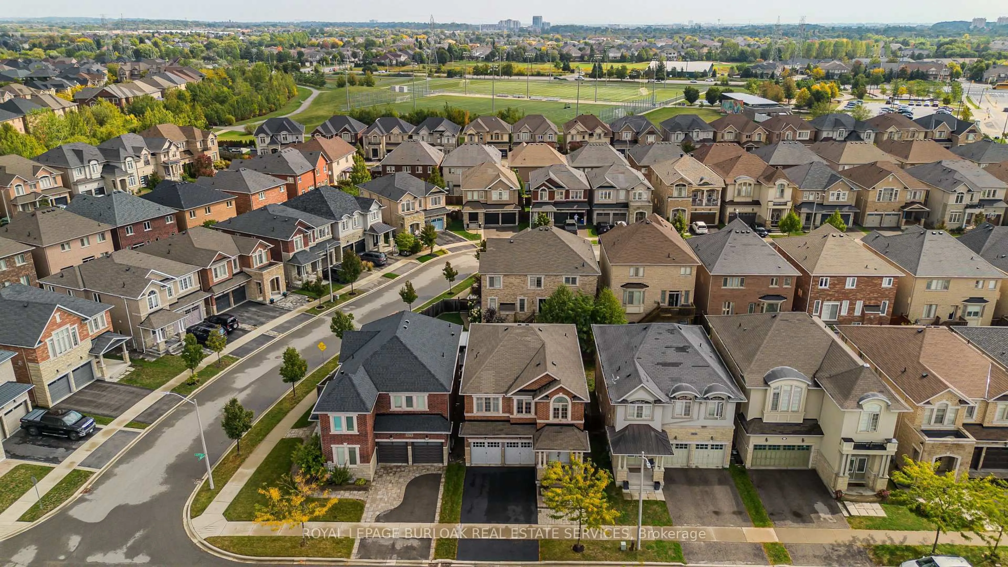 A pic from outside/outdoor area/front of a property/back of a property/a pic from drone, street for 4272 Adobe Gate, Burlington Ontario L7M 0M2