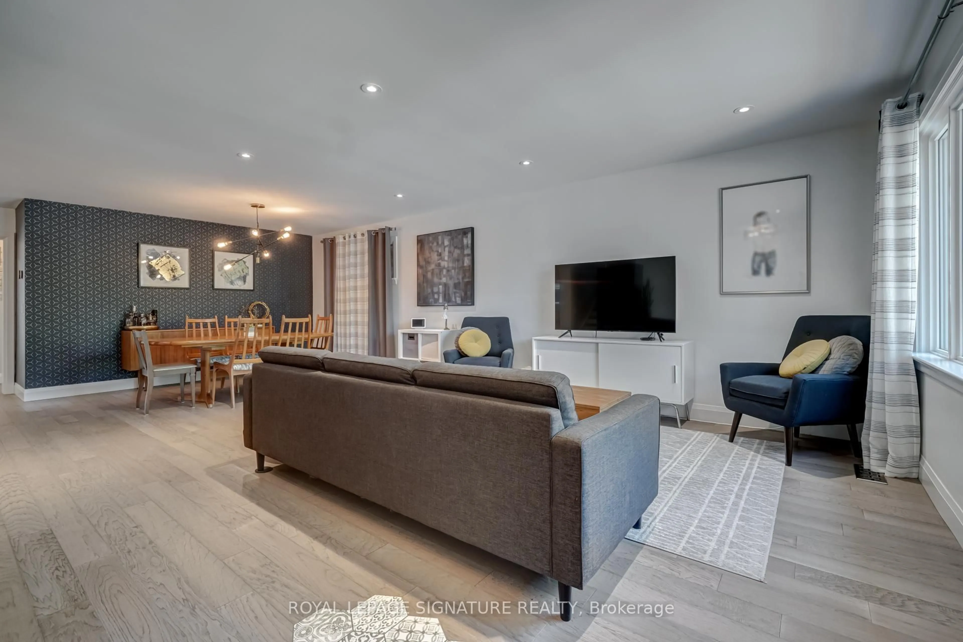 Living room with furniture, unknown for 101 Hillside Ave, Toronto Ontario M8V 1T1