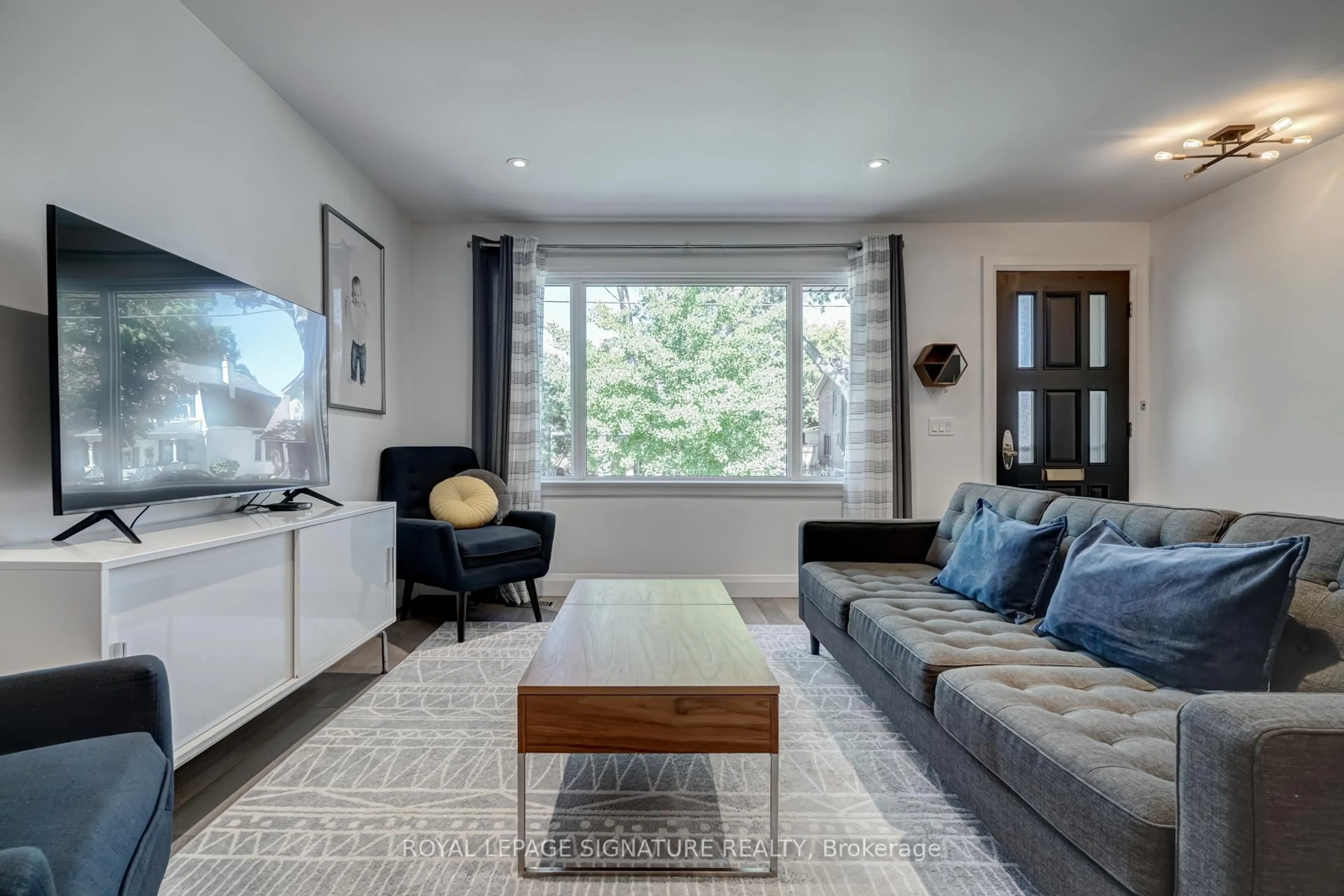 Living room with furniture, unknown for 101 Hillside Ave, Toronto Ontario M8V 1T1