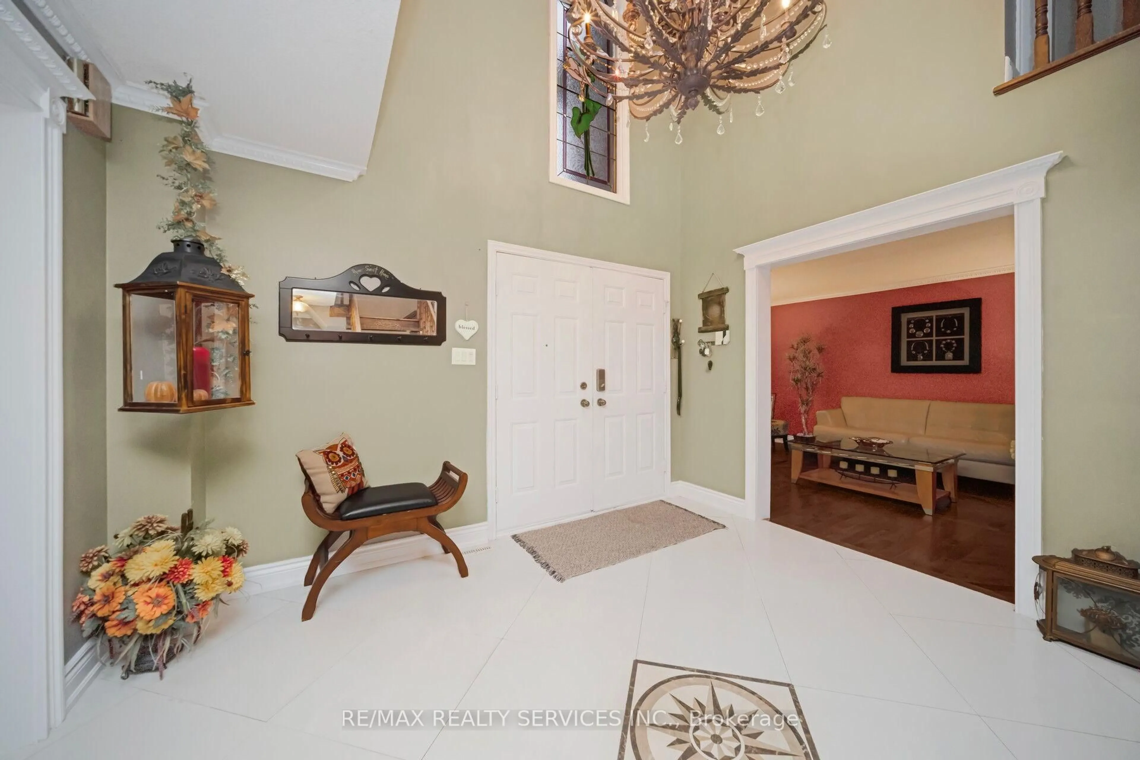 Indoor entryway for 74 Leeward Dr, Brampton Ontario L6S 5V8
