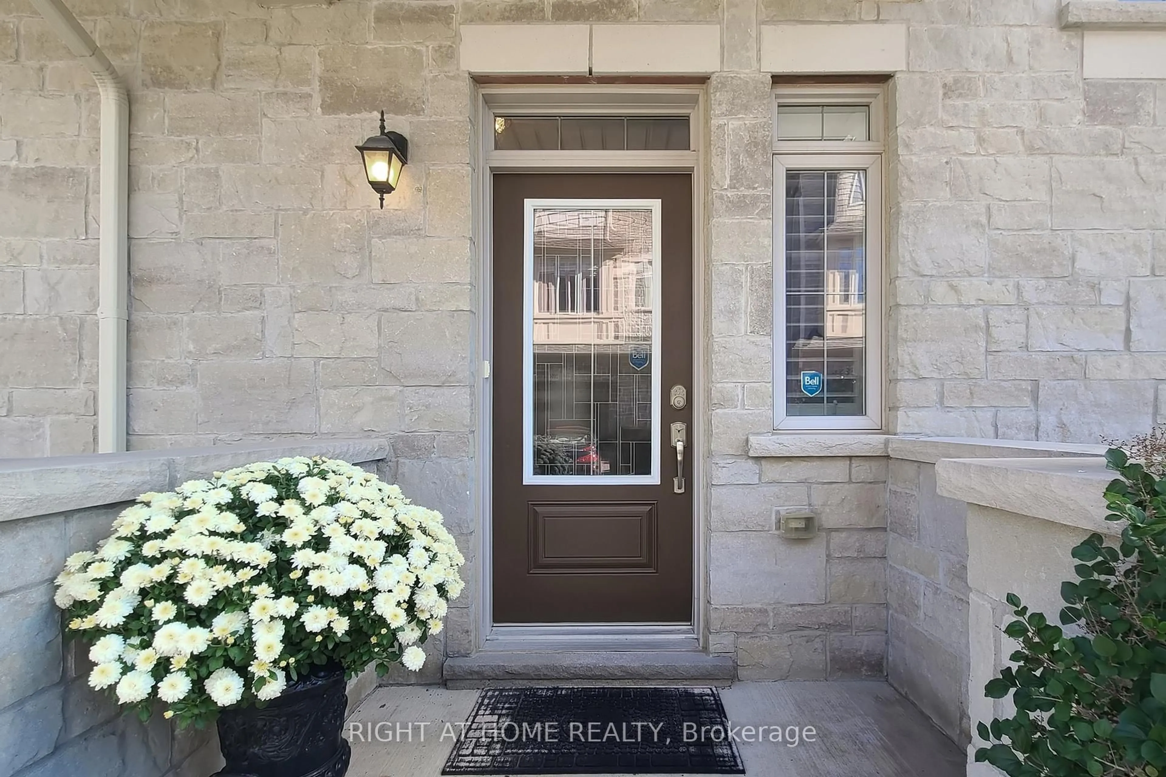 Indoor entryway for 2003 DEERVIEW Common, Oakville Ontario L6M 0Y2