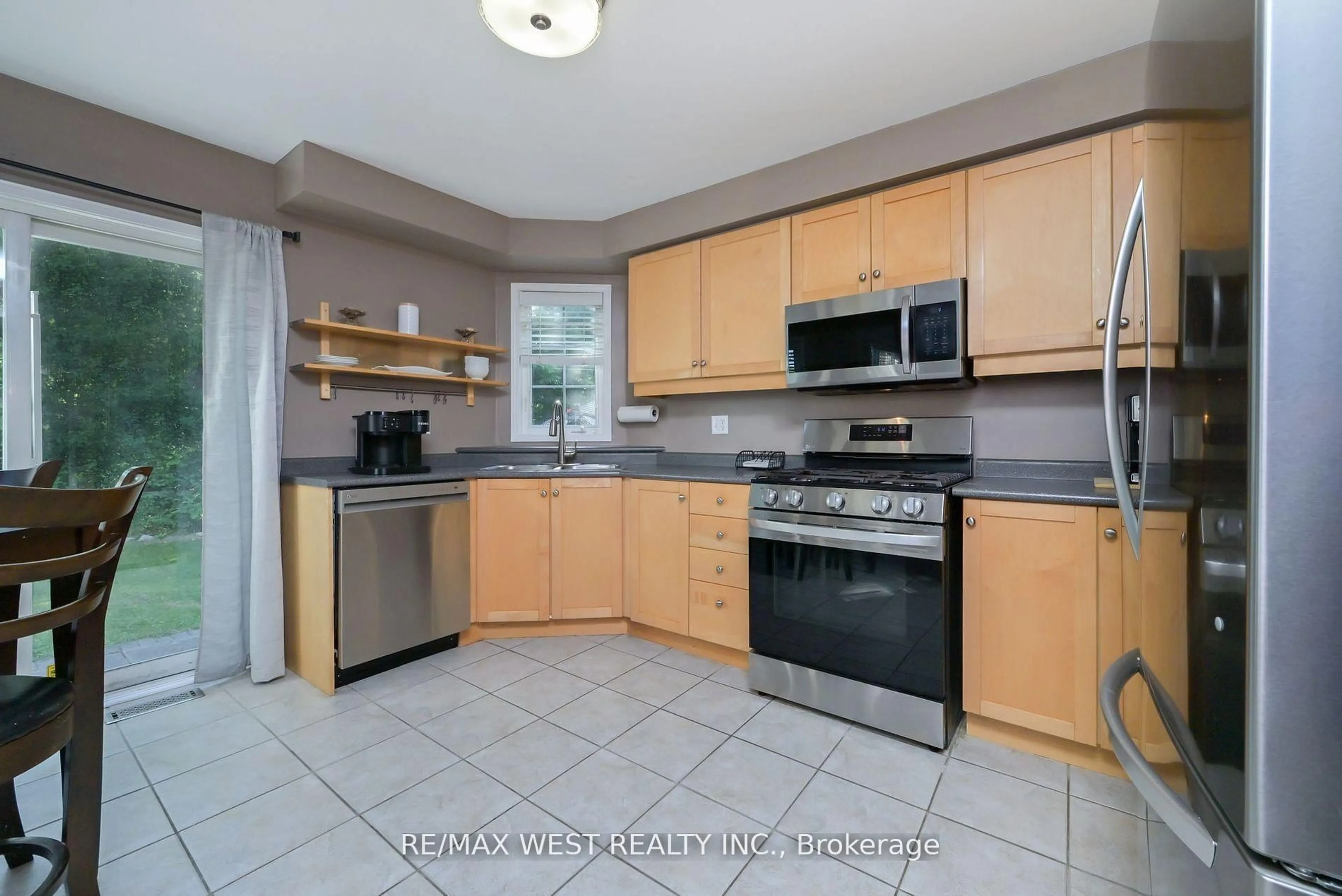 Standard kitchen, ceramic/tile floor for 32 Crestridge Dr, Caledon Ontario L7E 2T7