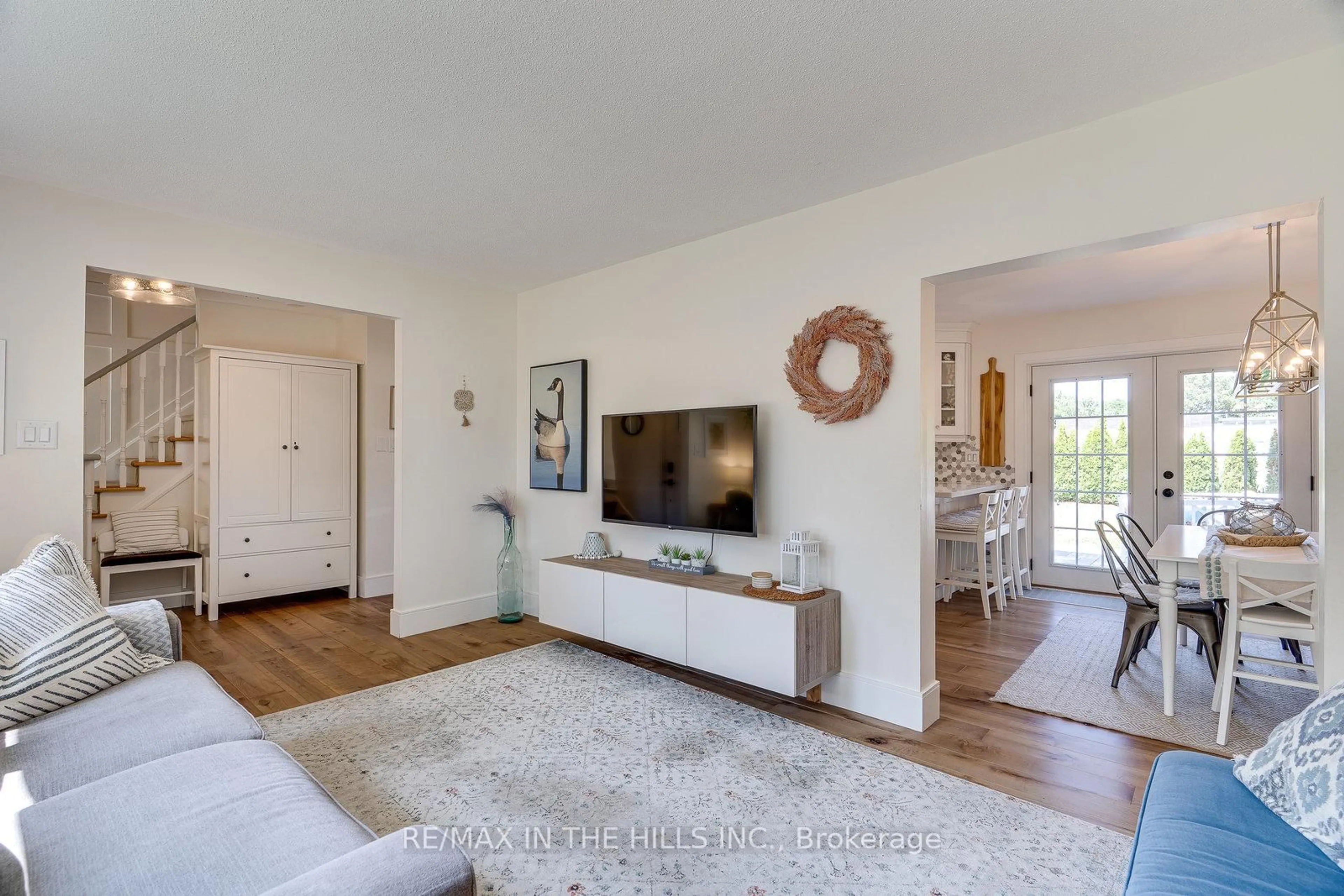 Living room with furniture, unknown for 32 Belfountain Crt, Brampton Ontario L6W 2N1