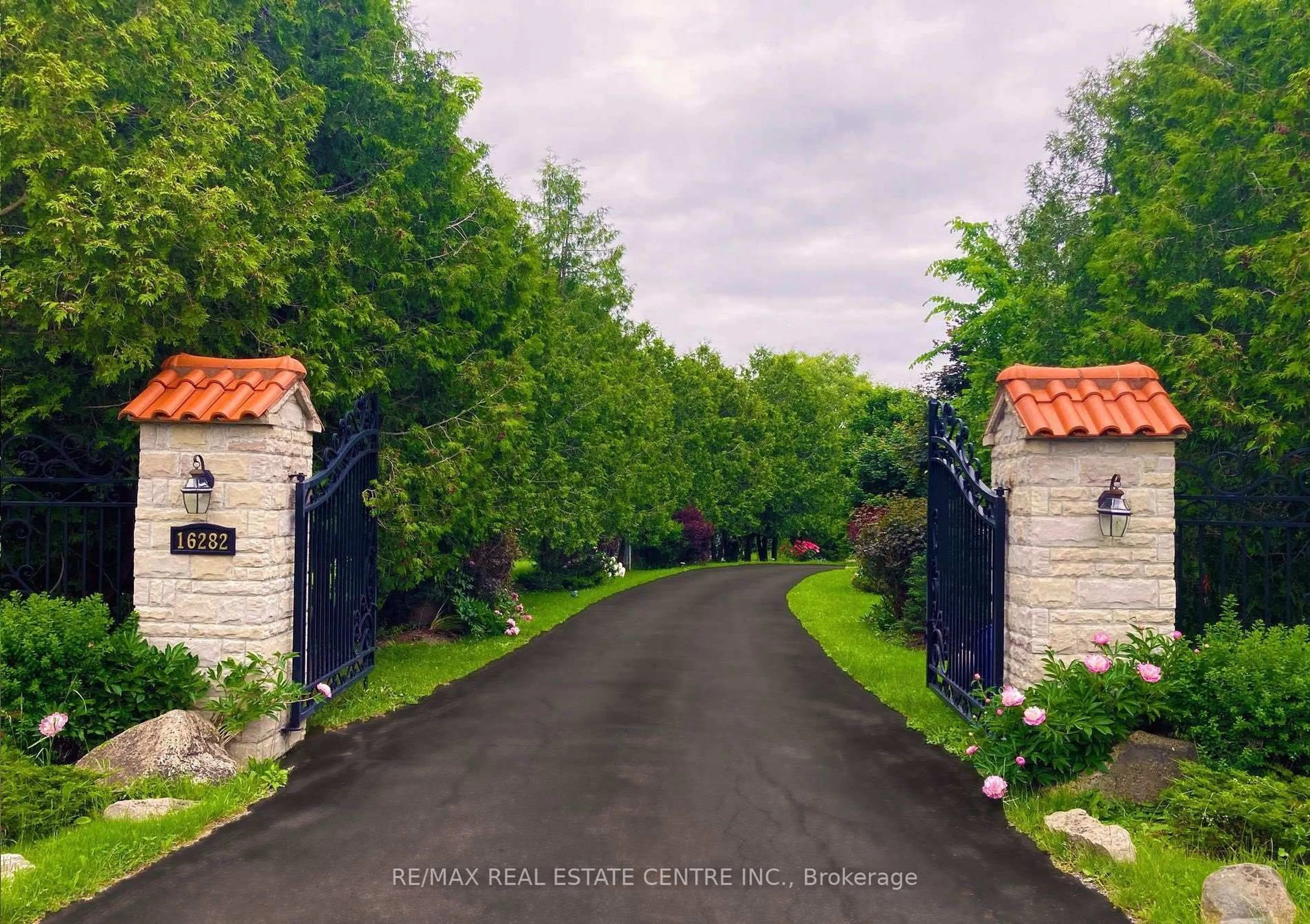 A pic from outside/outdoor area/front of a property/back of a property/a pic from drone, street for 16282 27 Side Rd, Halton Hills Ontario L0P 1N0
