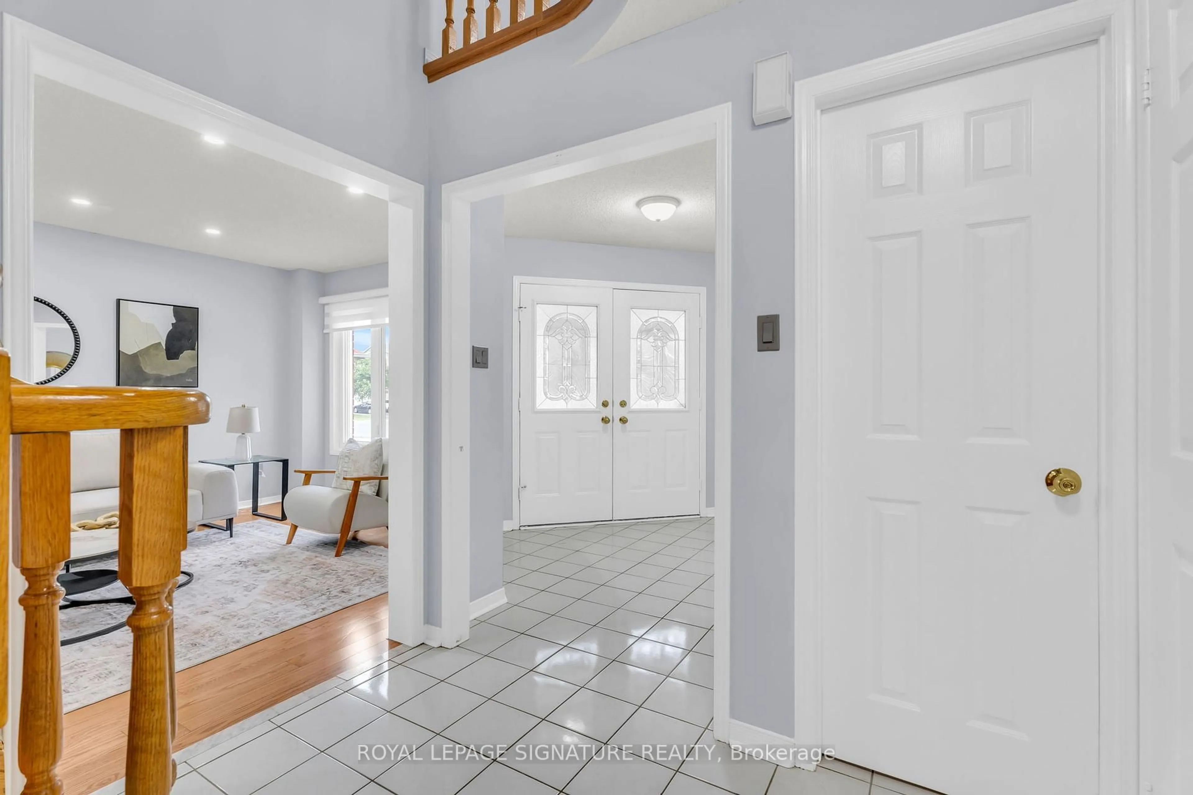 Indoor entryway for 23 Red Cedar Cres, Brampton Ontario L6R 1A8