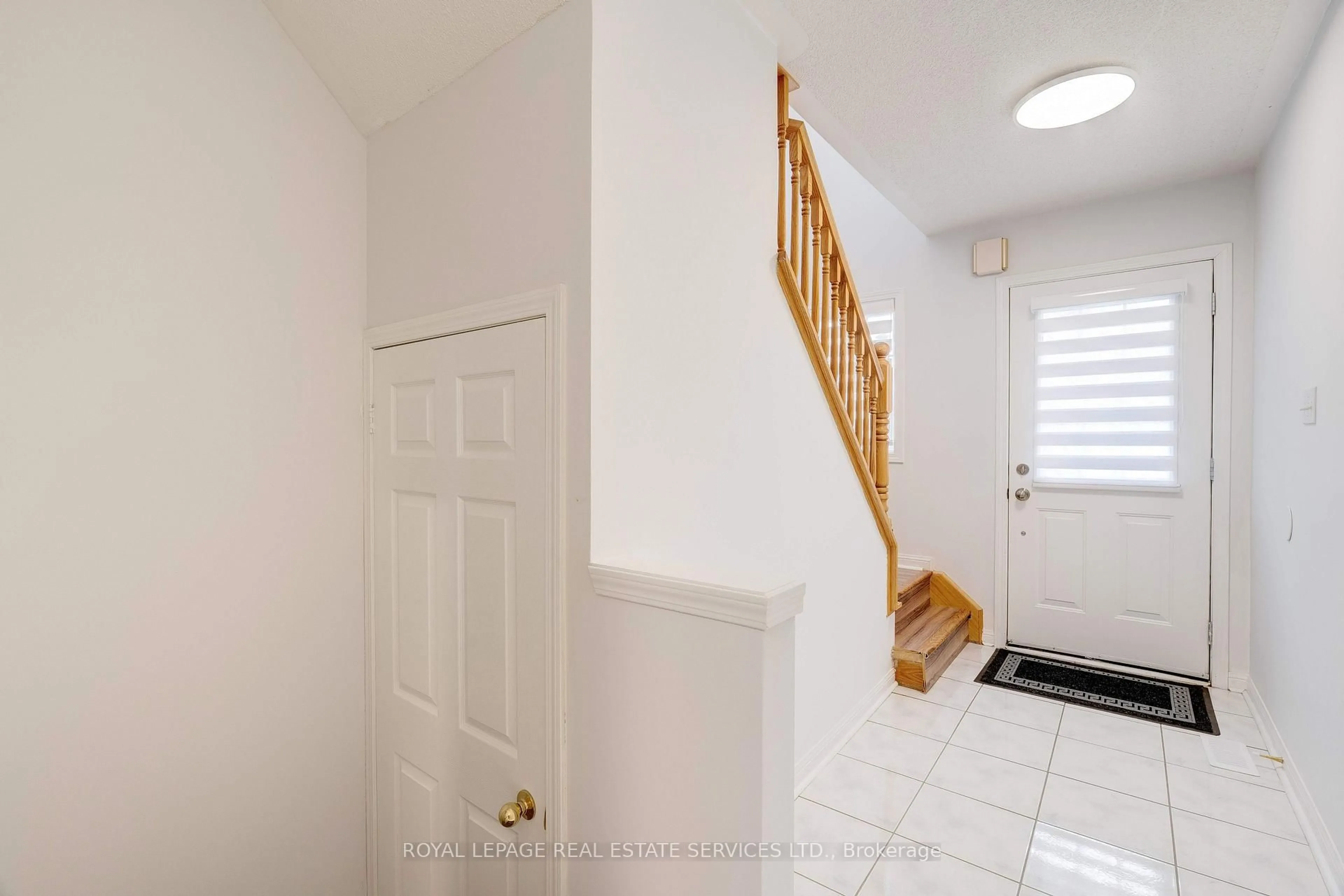 Indoor entryway for 626 Iris Crt, Burlington Ontario L7L 7A1