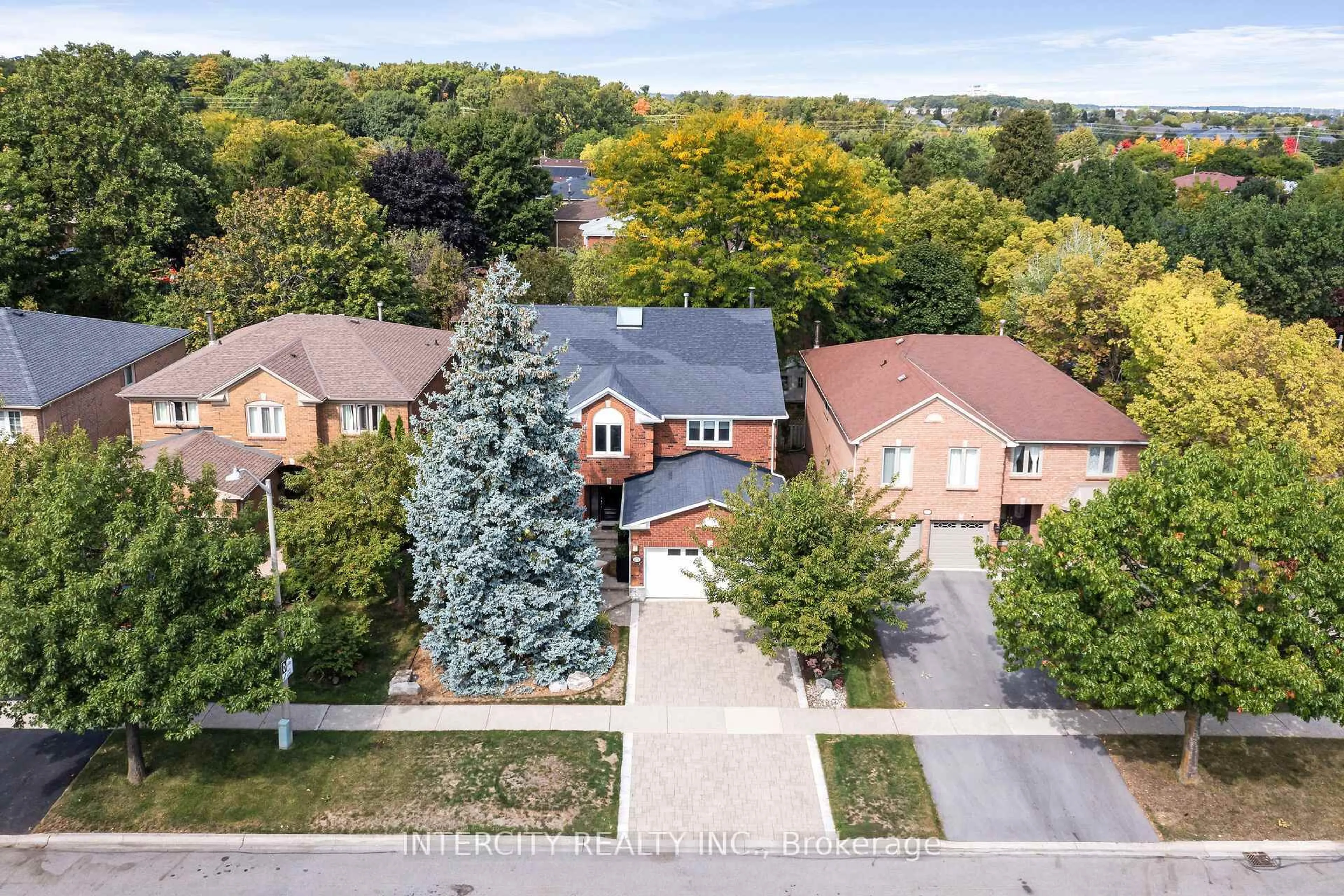 A pic from outside/outdoor area/front of a property/back of a property/a pic from drone, street for 1574 Heritage Way, Oakville Ontario L6M 2Z5