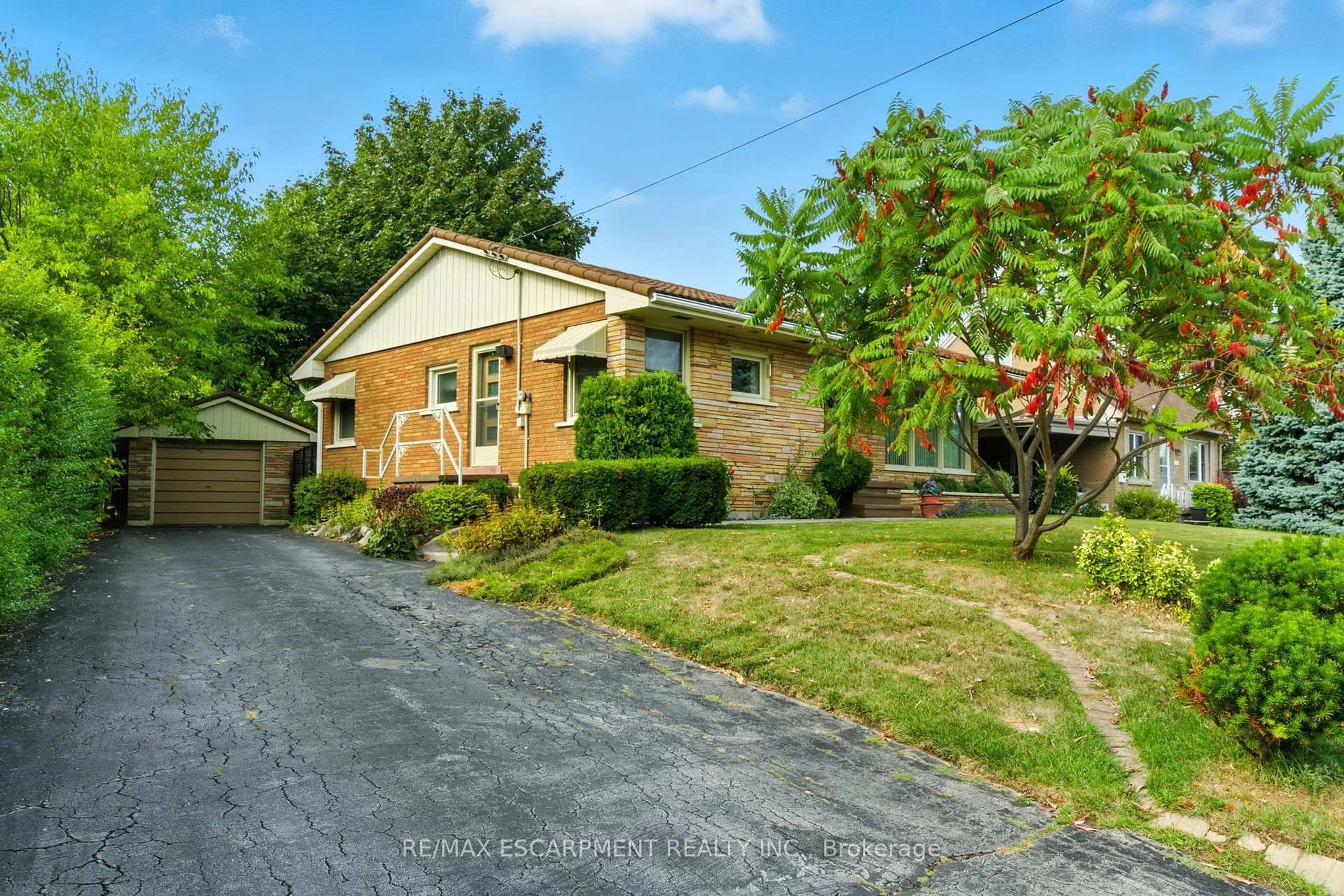 A pic from outside/outdoor area/front of a property/back of a property/a pic from drone, street for 2311 Mountainside Dr, Burlington Ontario L7P 1B8