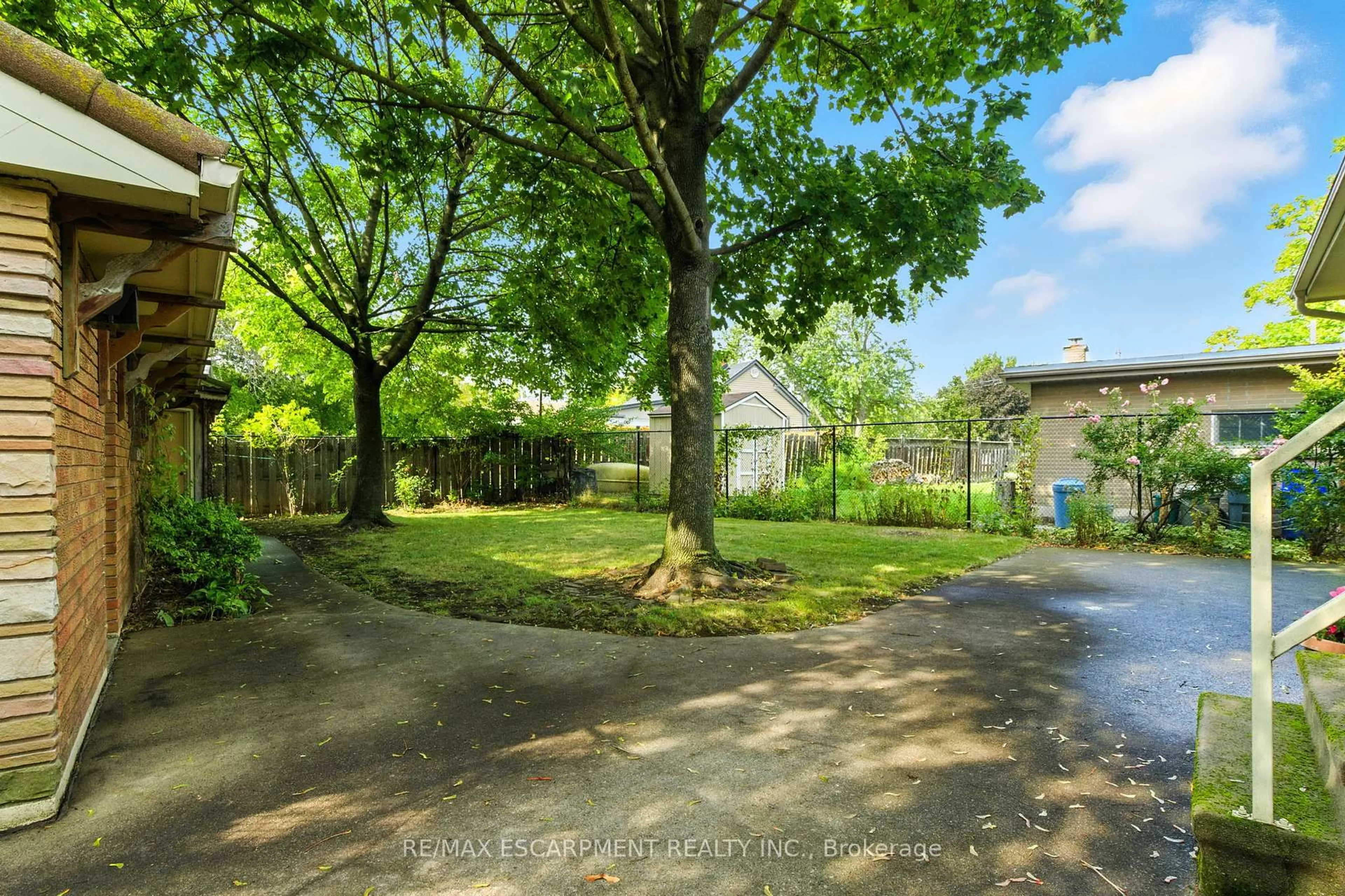 A pic from outside/outdoor area/front of a property/back of a property/a pic from drone, street for 2311 Mountainside Dr, Burlington Ontario L7P 1B8