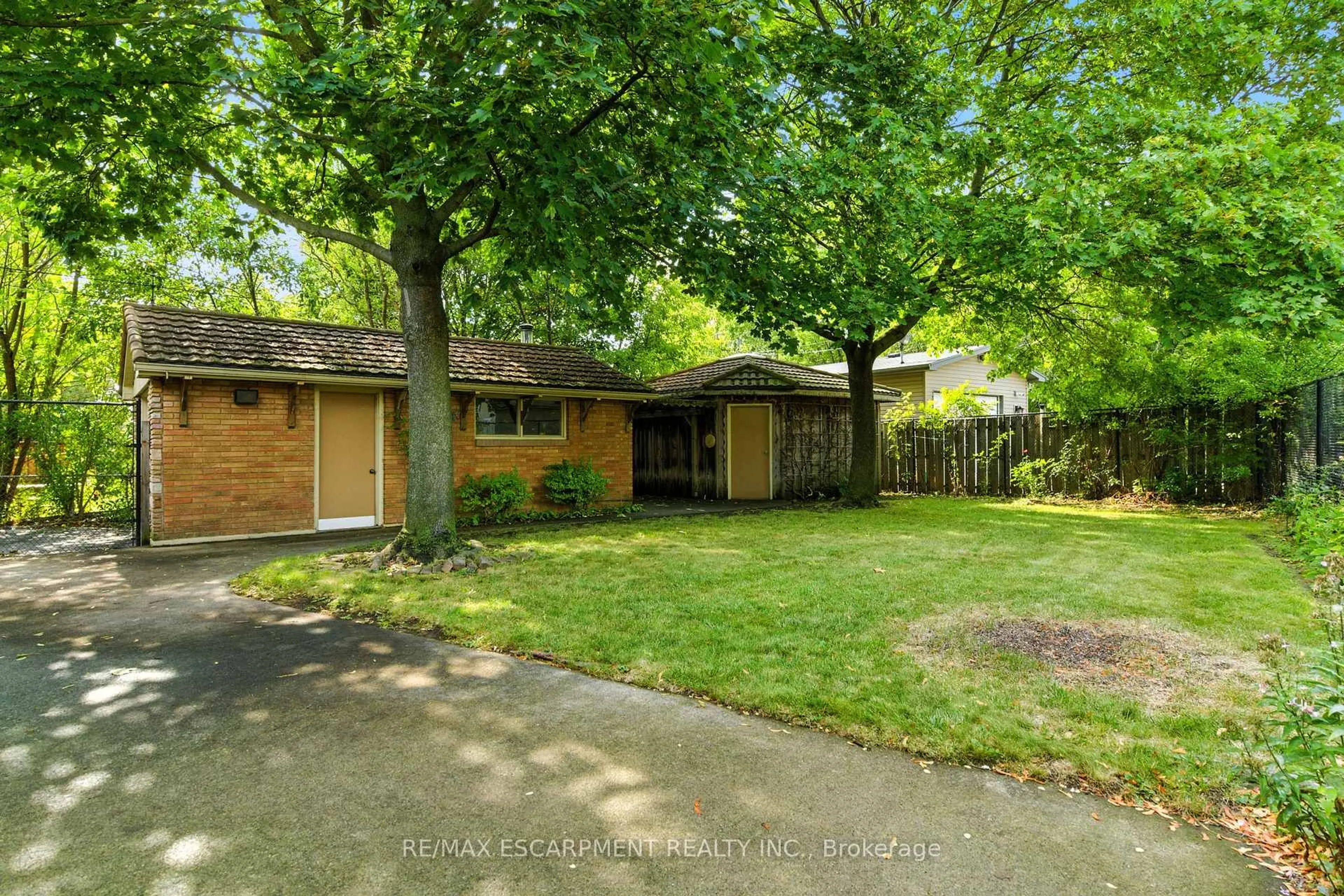 A pic from outside/outdoor area/front of a property/back of a property/a pic from drone, street for 2311 Mountainside Dr, Burlington Ontario L7P 1B8