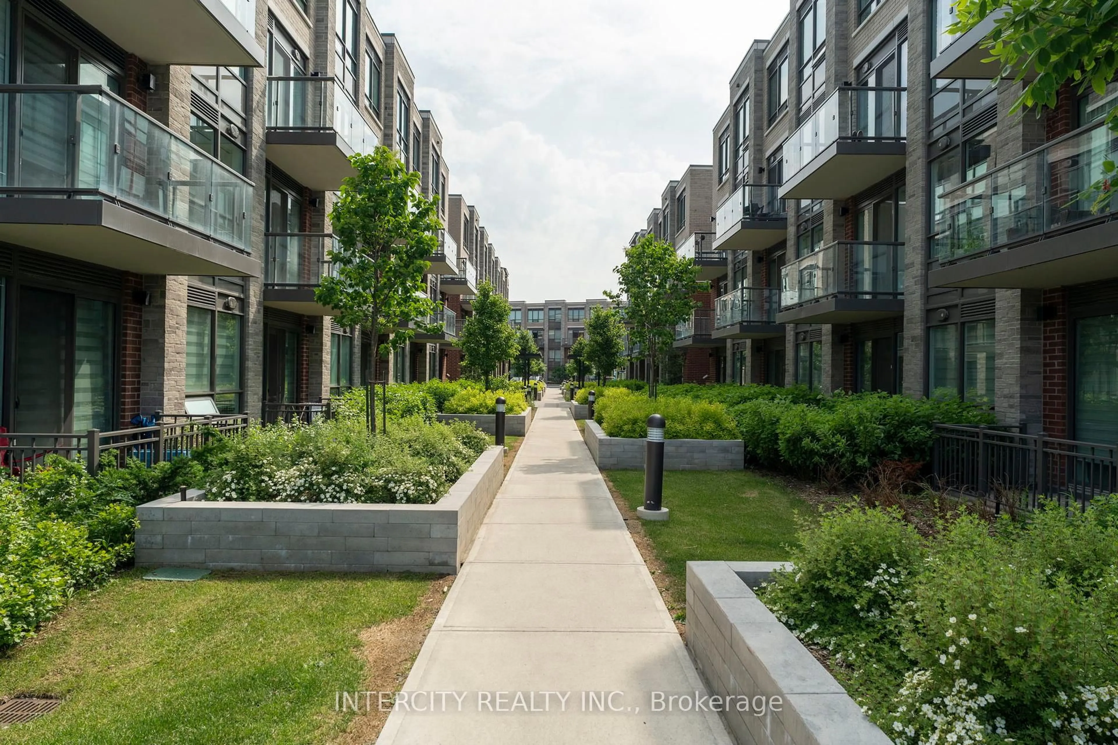 Patio, street for 85 Attmar Dr #131, Brampton Ontario L6P 0Y6