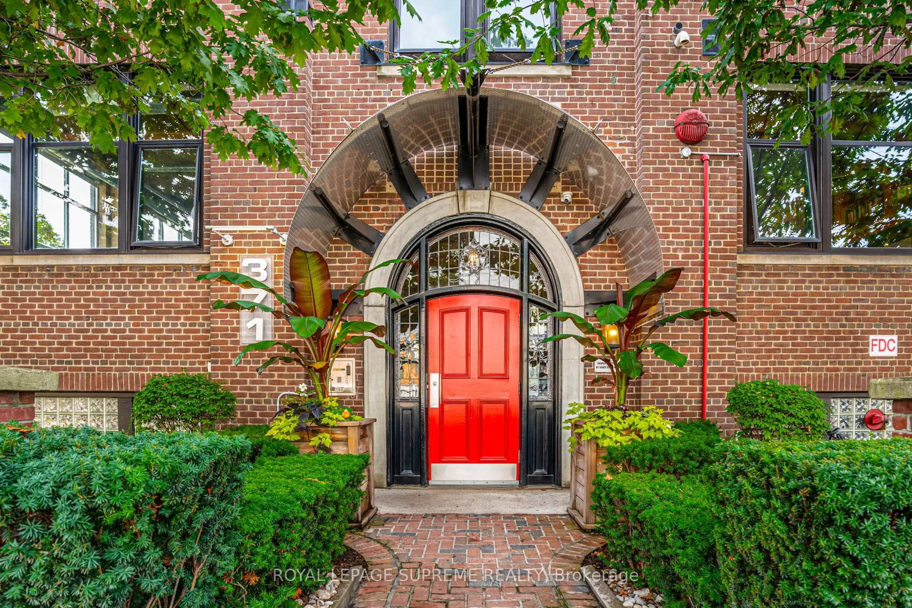 Indoor entryway for 371 Wallace Ave #10, Toronto Ontario M6P 3N8