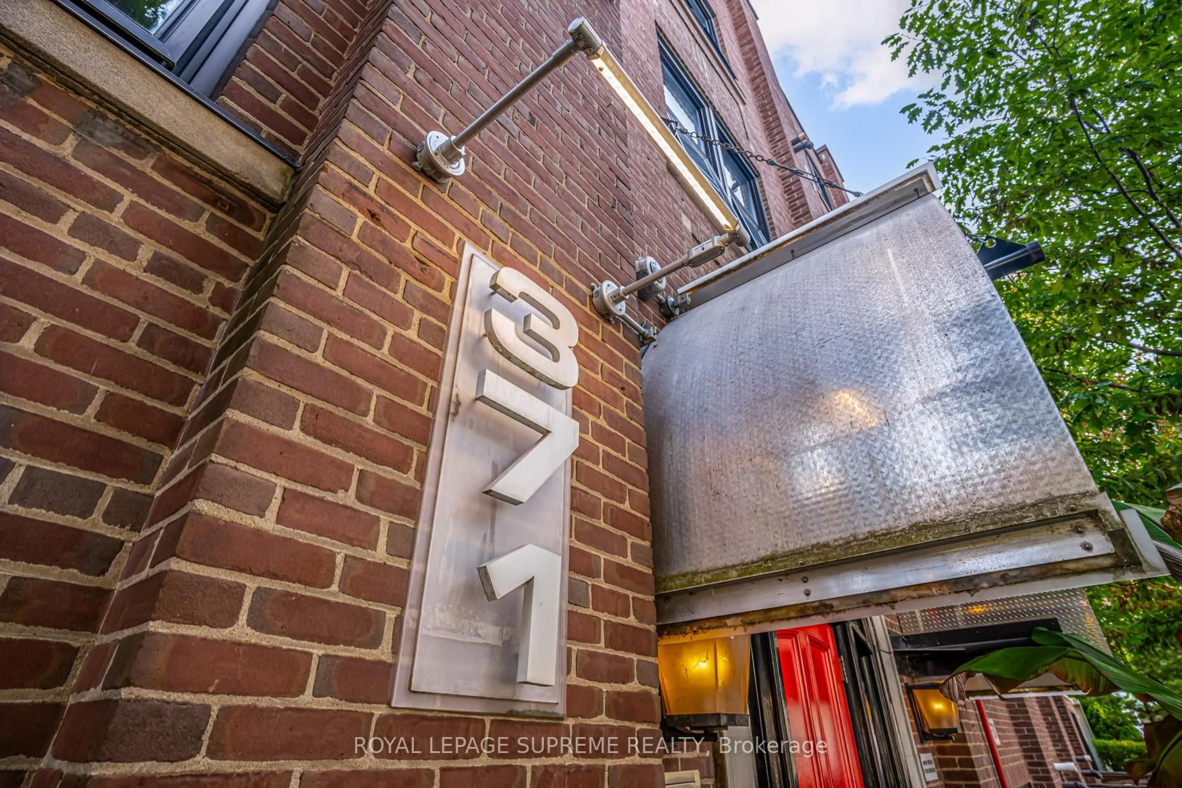 Indoor foyer for 371 Wallace Ave #10, Toronto Ontario M6P 3N8
