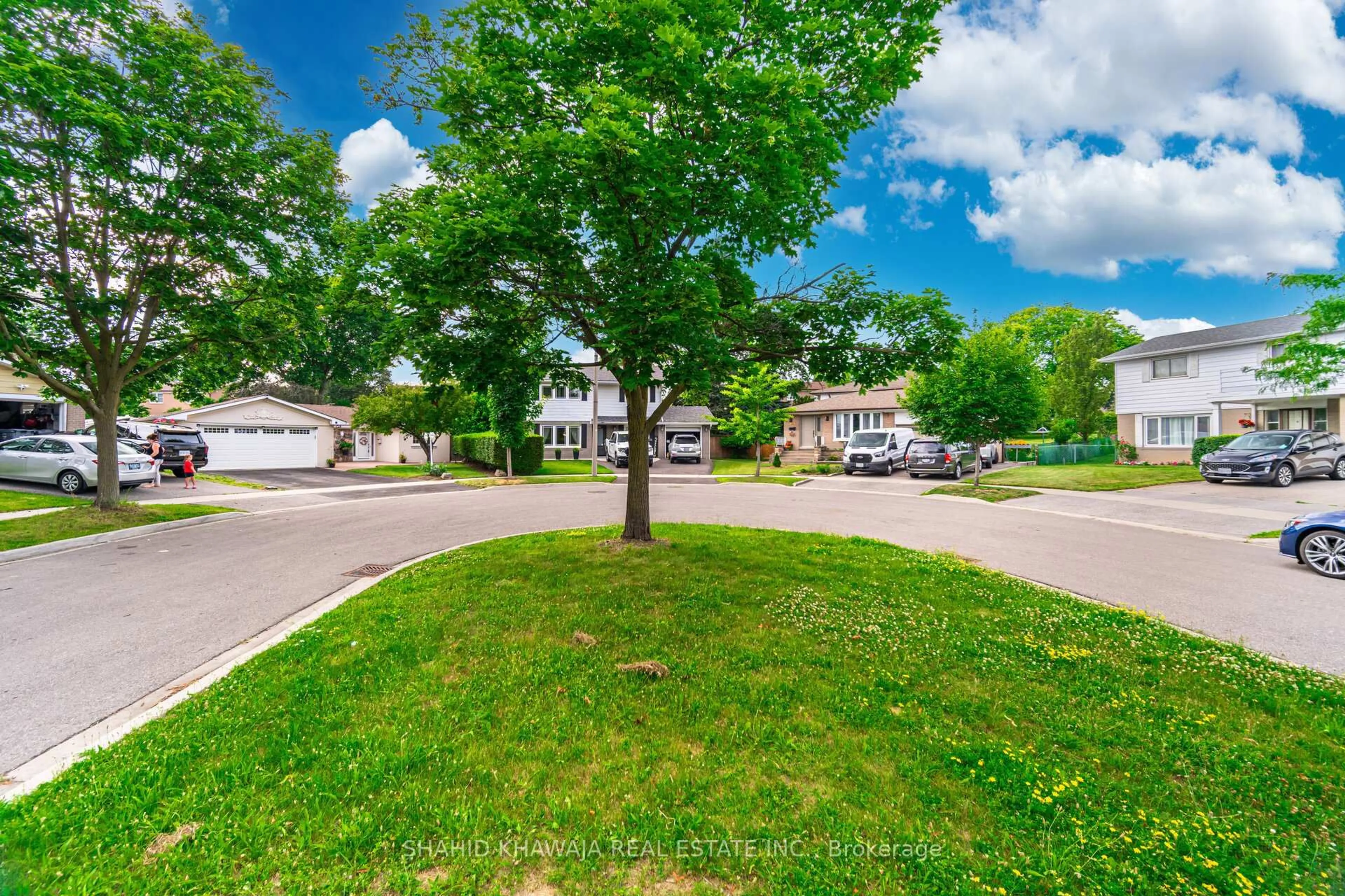 A pic from outside/outdoor area/front of a property/back of a property/a pic from drone, street for 3286 Gatliff Crt, Mississauga Ontario L4X 2L7